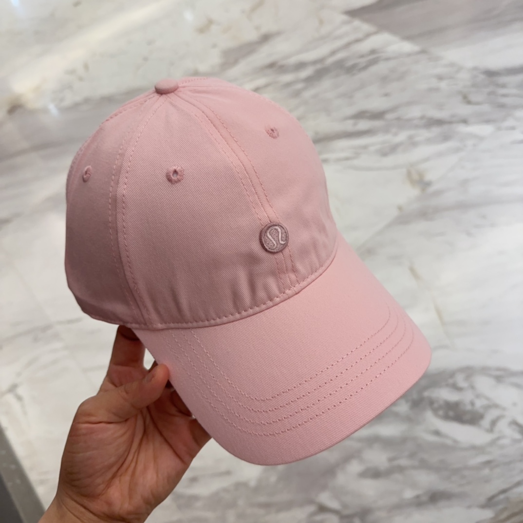 


lulu melon字母纯棉棒球帽，精致爱心🖤小刺绣，可爱减龄，时尚达人潮搭单品！纯棉透气，四季可