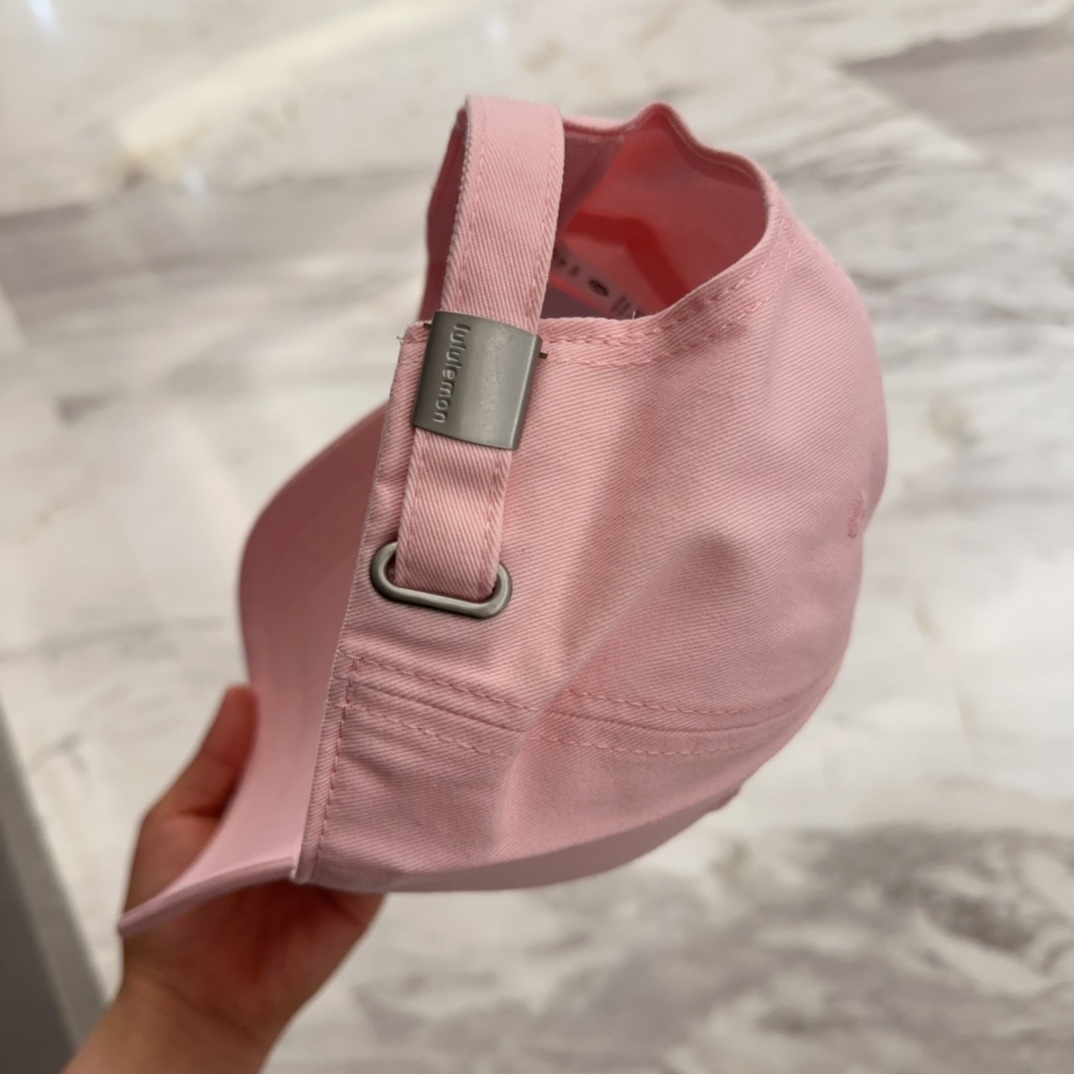 


lulu melon字母纯棉棒球帽，精致爱心🖤小刺绣，可爱减龄，时尚达人潮搭单品！纯棉透气，四季可