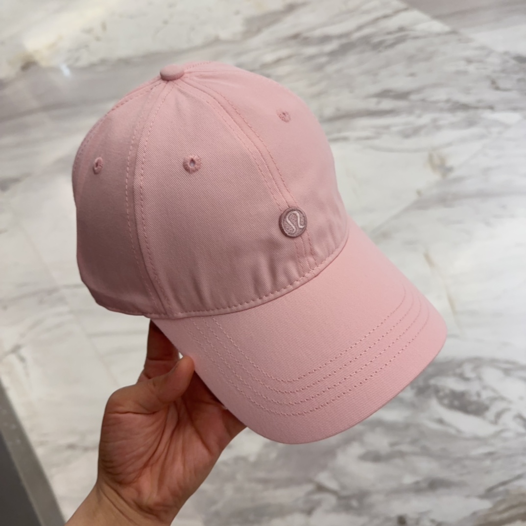 


lulu melon字母纯棉棒球帽，精致爱心🖤小刺绣，可爱减龄，时尚达人潮搭单品！纯棉透气，四季可