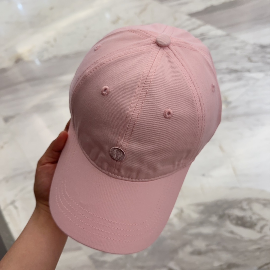 


lulu melon字母纯棉棒球帽，精致爱心🖤小刺绣，可爱减龄，时尚达人潮搭单品！纯棉透气，四季可