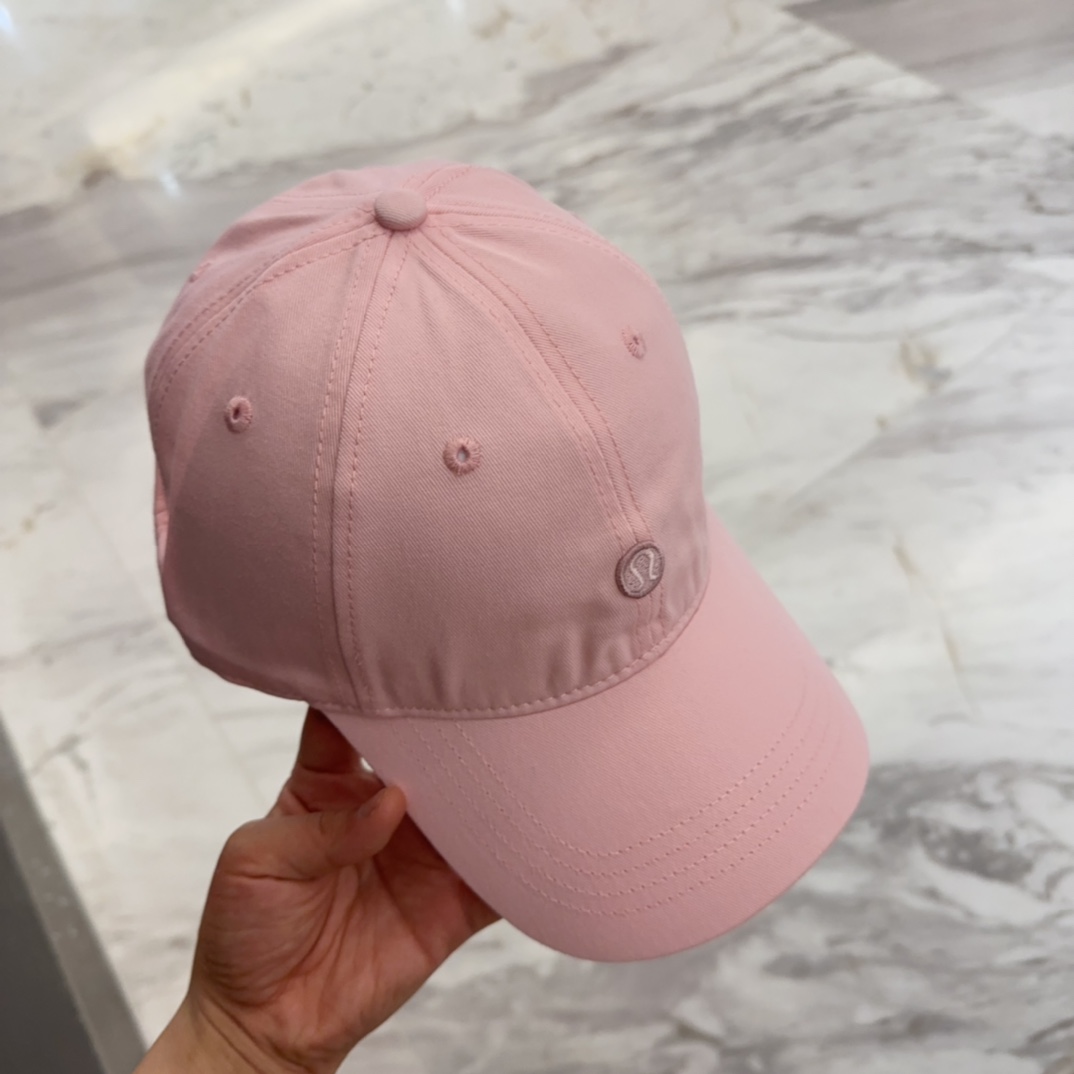 


lulu melon字母纯棉棒球帽，精致爱心🖤小刺绣，可爱减龄，时尚达人潮搭单品！纯棉透气，四季可