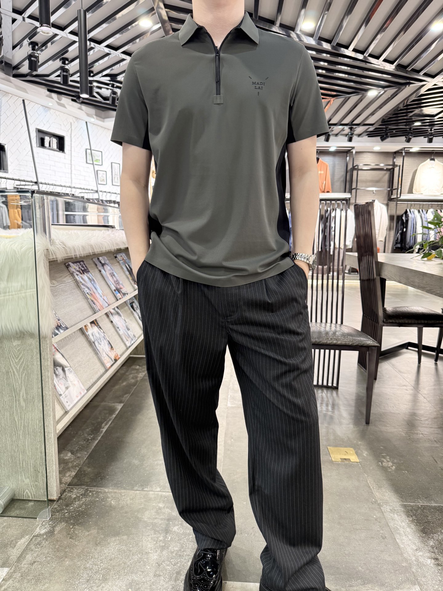 NO:158904,Magira - Ice Silk Non-marked Sports Quick-Drying Polo Shirt The whole dress is made of seamless ultrasonic, time-consuming and labor-consuming, just for excellence. It adopts 3D three-dimensional cut, with a crisp fit and not restrained style, suitable for business and casual occasions. The solid color design is simple and high-end, with a crisp and stylish collar, which is durable and not easy to deform. Quick-drying fabric has the following characteristics: Quick drying can quickly transfer sweat from the surface of the skin to the surface of the fabric, and accelerate evaporation through air circulation. The drying speed is 50 faster than cotton fabrics, which can quickly restore the body to dryness. Good breathable fabrics have fine micropores or special fiber structures, which enable the internal and external air to convection, improve air flow, enhance breathability, and avoid a muggy feeling when worn. Low water absorption is itself low, and it will not absorb and lock moisture in large quantities like cotton fabrics, thereby reducing the time when moisture is stuck on the clothes and helping to dry quickly.  Water-resistant and splash-resistant parts of the quick-dry fabric have been specially treated and have a certain water-resistant properties, so that water droplets form water droplets on the surface of the fabric, and do not easily penetrate into the fabric. Even when encountering light rain or splashing water, it can keep the clothes relatively dry. Light and comfortable, mostly made of light and soft materials, with almost no burden when worn, allowing the body to move freely and provide a good touch experience. Wear-resistant and durable, common quick-dry fabric materials such as polyester and nylon have high wear resistance and strength, and are not easy to damage after wearing and washing many times. They can be used for a long time. Good wrinkle resistance has good wrinkle resistance and wrinkle resistance, and it is not easy to wrinkle. Even if wrinkles appear, they can quickly return to flatness, which is convenient for daily wear and care. UV proof Some quick-dry fabrics are treated with sunlight and sun protection, which can effectively block UV rays, reflect some UV rays, isolate UVA and UVB, and protect the skin from sunburn.  Easy to handle stains and do not easily adhere to quick-drying fabrics. They are relatively simple to clean and dry quickly, which can save time and energy. The whole piece is seamless and super-radiated!  Size 48-56 (model 180/140 wears 50, with Hong Kong Lane Crawford gift box packaging),,masion margiela,alexander wang19860909马吉拉-冰丝无痕 运动速干polo衫 整件衣服做的无缝超声波 耗时耗力 只为精益求精 采用3D立体剪裁,版型挺括,既合身又不拘谨,适合商务和休闲场合.纯色设计简约高级,衣领挺括有型,耐穿不易变形 速干面料具有以下特点 快速干燥能迅速将汗水从皮肤表面转移到面料表层,并通过空气流通加速蒸发,干燥速度比棉织物快50,可让身体快速恢复干爽. 良好的透气性面料有细密微孔或特殊的纤维结构,使内外空气能够对流,提高空气流动性,增强透气性,避免穿着时产生闷热感. 吸水性低本身吸水性不高,不会像棉质面料那样大量吸收并锁住水分,从而减少了水分滞留在衣物上的时间,有助于快速干燥. 防泼水性部分速干面料经过特殊处理,具有一定的防泼水性,使水滴在面料表面形成水珠滚落,不易渗透进面料内部,即使遇到小雨或溅水也能保持衣物相对干爽. 轻便舒适多采用轻便柔软的材料制成,穿着时几乎没有负担,能让身体自由活动,提供良好的触感体验. 耐磨耐用如涤纶、锦纶等常见的速干面料材质,具有较高的耐磨性和强度,经过多次穿着和洗涤后也不易损坏,可使用较长时间. 抗皱性好具有较好的抗皱性能,不易起皱,即使出现褶皱也能快速恢复平整,便于日常穿着和打理. 防紫外线一些速干面料经过日照防晒处理,能有效阻隔紫外线,反射掉部分紫外线,隔绝UVA、UVB,保护皮肤防止晒伤. 易打理污渍不易附着在速干面料上,清洗起来较为简单,且干燥速度快,能节省时间和精力.全件无缝超生波！ 尺码48-56(模特180/140穿50,配香港连卡佛礼盒包装),,masion margiela,alexander wang,Men's clothing