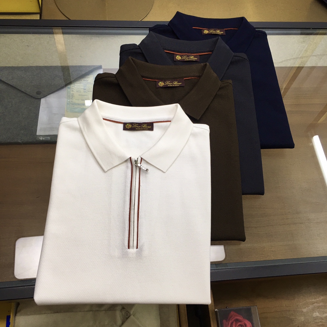 NO:159240,Top product [LP] 2025 spring and summer new knitted mulberry silk short-sleeved POLO series, this product uses a fine blend of (mulberry silk) and (Laiser) double-optimal silk material. Mulberry silk is a natural fiber that combines light, soft and thin in nature. It effectively adjusts the temperature and humidity balance of the skin surface. It is known as the second skin of mankind. The combination with Laiser makes it comfortable, skin-friendly, breathable and soft, making it more classy and textured. The placket zipper lapel business model, with a fashionable classic rib collar design, making the collar ring not easy to deform after wearing for a long time. It can be worn alone in summer and inside in spring, showing the business and leisure style. Simple Iogo design is both luxurious, beautiful and elegant. The contrasting color of the inner collar ring is the finishing touch, a must-have item for spring and summer business and leisure!  The color is as shown in the figure. Number of codes 48-58, loro piana, T-shirt, alexander wang19860909顶品【LP】 2025春夏新品针织桑蚕丝短袖POLO系列, 本品采用（桑蚕丝）与（莱赛尔）双优丝线材质精细混纺结合而成的面料,桑蚕丝是是自然界集合轻、柔、细为一体的天然纤维,有效的调节皮肤表面的温湿度平衡,被誉为人类的第二皮肤,与莱赛尔的结合使其穿着舒适亲肤透气柔软,使其更上档次有质感. 门襟拉链翻领商务款,加入时尚精典罗纹领设计,使其领圈久穿不易变形,商务休闲,既可夏季单穿又可春季内搭,尽显商务休闲风范,简约Iogo设计,既奢华美观又大气精致,内领圈撞色此乃点睛之笔,春夏商务休闲必备单品！ 颜色如图 码数48-58,,loro piana,T-shirt,alexander wang,Men's clothing