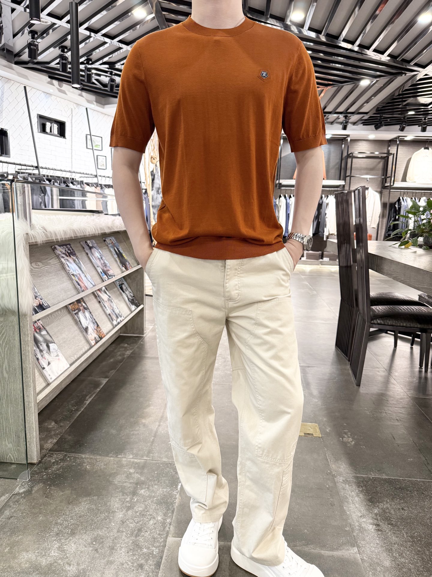 NO:158907,Jenia - Round neck knitted short-sleeved fixed-dyeing fabric The fabric is made of 68-day silk 26 cotton 6 mulberry silk. It has the following characteristics: Soft and comfortable This fabric is made of a mixture of tinsil, cotton and mulberry silk. It has a very soft feel and is comfortable to wear. It is comfortable and natural to wear. It will not be too restrained. Good breathability. Both tinsils and mulberry silk have good breathability and can keep the skin dry and suitable for summer. The addition of high glossy mulberry silk makes the fabric have a natural gloss, which looks high-end and elegant. Strong shading and mulberry silk can effectively absorb moisture in the air and eliminate it, keeping the fabric dry and cool. It is resistant to fading and does not easily lose its beauty after multiple washing. Environmentally friendly characteristics. Tensils and mulberry silk are both natural fibers and have environmentally friendly characteristics.  Size 48-56 (model 180/140 wears 50, with Hong Kong Lane Crawford gift box packaging), zegna, T-shirt, alexander wang19860909杰尼亚-圆领针织短袖定织定染面料 面料采用68天丝 26棉6桑蚕丝 具有以下特点 柔软舒适该面料由天丝、棉和桑蚕丝混合而成,具有非常柔软的手感,穿着舒适自然,不会过于拘谨 透气性好天丝和桑蚕丝都具有良好的透气性,能够保持皮肤干爽,适合在夏季 光泽度高桑蚕丝的加入使得面料具有天然的光泽感,显得高档且优雅 吸湿性强天丝和桑蚕丝都能有效吸收空气中的水分并加以排除,保持面料的干爽 耐褪色经过多次洗涤也不易失去美观 环保特性天丝和桑蚕丝都属于天然纤维,具有环保特性 尺码48-56（模特180/140穿50,配香港连卡佛礼盒包装）,,zegna,T-shirt,alexander wang,Men's clothing