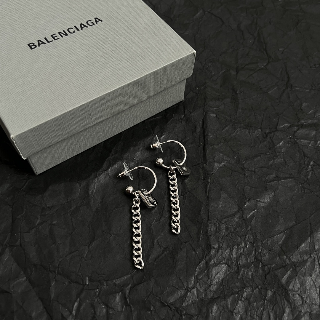 p70】 巴黎世家 Balenciaga 耳钉  简单大方 大牌金质感饱满 ,搭配衣服超好看 !