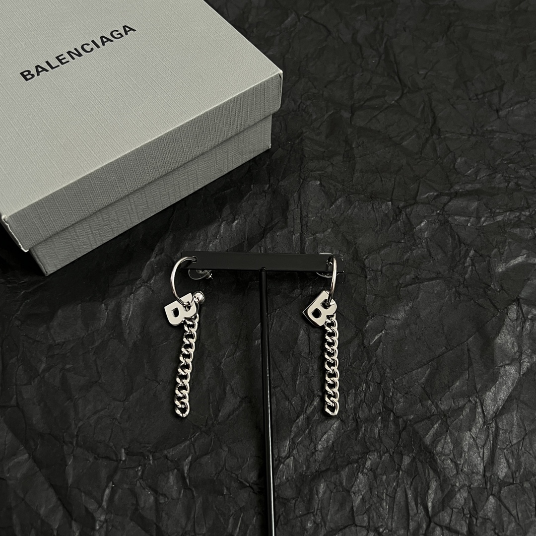 p70】 巴黎世家 Balenciaga 耳钉  简单大方 大牌金质感饱满 ,搭配衣服超好看 !
