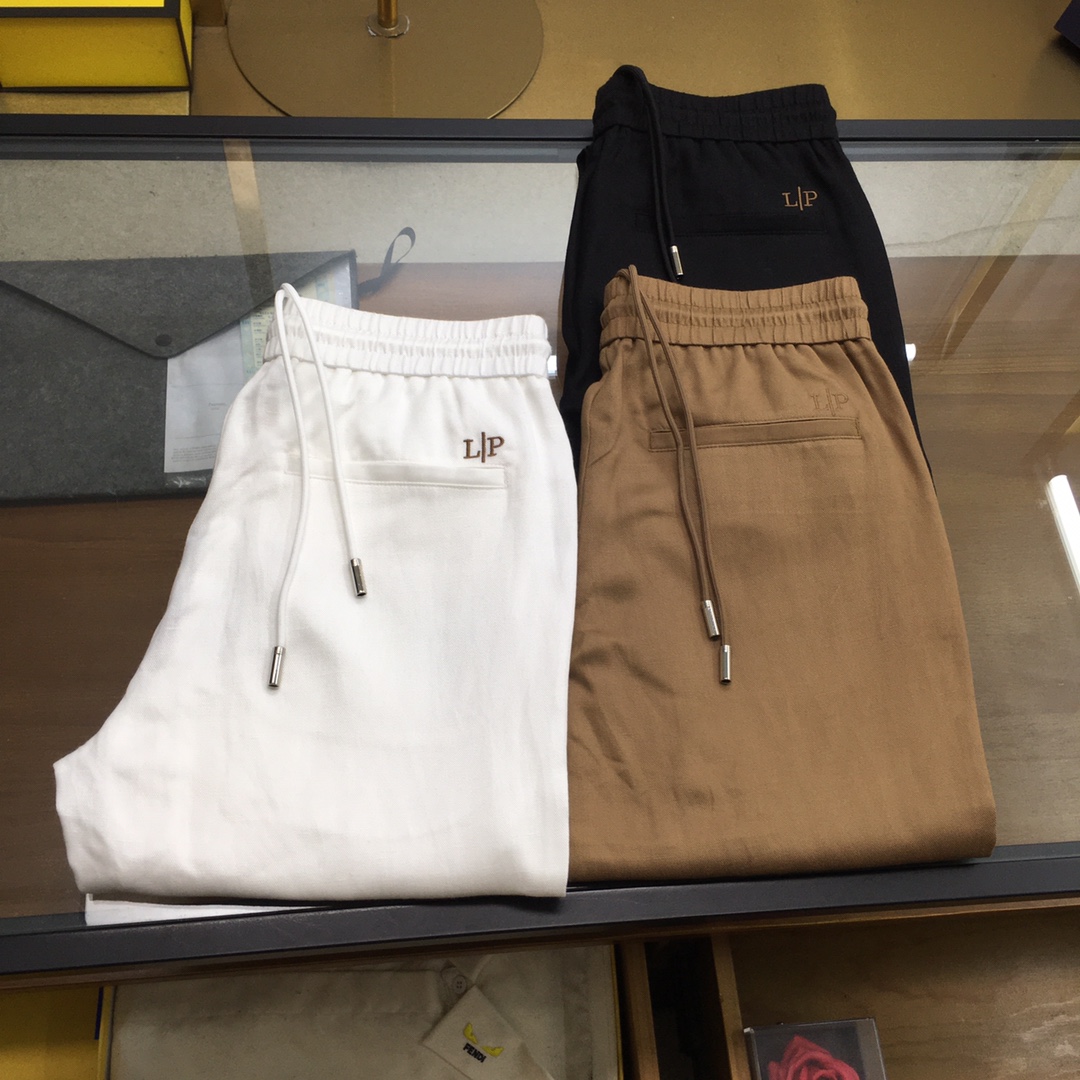 NO:159233,The new counter product [Loro Piana] S-2XL 25SS spring and summer new Tiansi cotton blend drawstring casual pants, selected customized 18 Tiansi 82 ​​cotton blend material, woven in golden proportions, making the fabric not only soft and shiny as silk, but also has the unique dryness and wideness of Tiansi!  The touch is as gentle as the spring breeze blows on your face, as if every inch of your skin is enjoying the gentle caress!  In addition to comfort, it should not be underestimated in terms of fashion. The classic badge embroidery design in the front and the metal nameplate decoration in the back pocket show the brand identity in the details and strongly reflect the overall luxury and high-end feeling!  S-XXL (model 173, 143 catties upper body M size), loro piana, gold, alexander wang19860909专柜新品【Loro Piana】S-2XL 25SS春夏新款天丝棉混纺抽绳休闲裤,精选客供定制18天丝82棉混纺材质,以黄金比例织造而成,使得面料既有丝的柔美光泽,又具有天丝特有的干爽挺阔！触感轻柔得如同春风拂面,仿佛每一寸肌肤都在享受着温柔的抚摸！而除了舒适之外,在时尚方面也同样不容小觑,前幅的经典徽章刺绣设计,搭配后兜的金属铭牌装饰,于细节之处即彰显了品牌身份又强烈体现出整体的奢华与高级感！S-XXL（模特173,143斤上身M码）,,loro piana,gold,alexander wang,Men's clothing