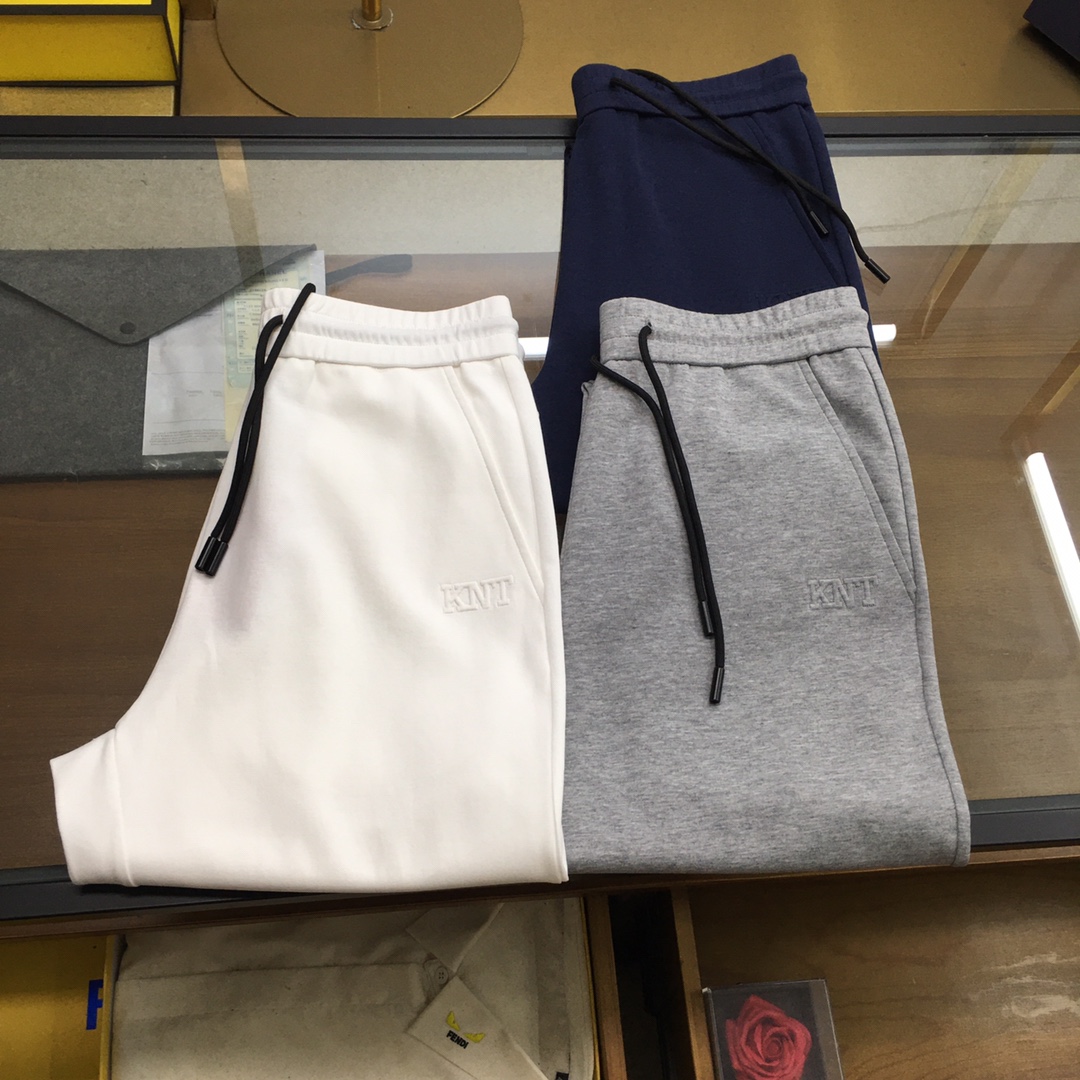 NO:159235,New counter product [Kiton] - 2025 spring and summer new men's fashionable and versatile casual pants straight pants. It uses high-volume environmentally friendly cotton fiber fabric, stands upright, stylish and wrinkle-resistant, soft and skin-friendly, with extremely high comfort on the upper body, and the side pocket is decorated with brand letter logo, which is highly recognizable and full of high-end feeling; elastic belt drawstring design, suitable for all kinds of outfits, elastic belt design around the foot, and casually concave shape. 48-56 (please report height and weight if you place an order), alexander wang19860909专柜新品【Kiton】 -2025春夏新款男士时尚百搭休闲裤直筒裤运动裤.采用高支数环保棉质纤维面料,立挺有型抗皱,软糯亲肤,上身舒适度极高,侧兜饰以品牌字母logo,辨识度极高,高级感满满；松紧腰带抽绳设计,适合各种穿搭,脚围松紧带设计,随意凹造型.48-56（下单请报身高体重）,,alexander wang,Men's clothing