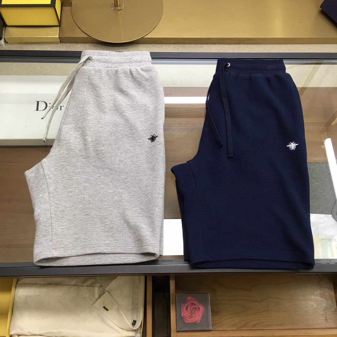 NO:159250,New shorts [Dio..r] 2025 Spring/Summer/SS Plain wrinkle cotton C*D Bee Shorts High-end flower gray simple fashionable shorts, carefully made of exclusive and carefully customized precious cabinet-grade plain wrinkle cotton fabric, the front is decorated with bee logo embroidery, and the back C*D pattern is exquisitely embroidered to create a casual and fashionable look. Flower gray, navy blue M~3XL,,dior, shorts,alexander wang19860909新品短裤【Dio..r】 2025春夏/SS 素皱棉C*D小蜜蜂短裤 高级花灰色简约时尚短裤单品,采用独家精心定制贵柜级素皱棉面料精心制作,前幅饰以小蜜蜂标识刺绣,后幅C*D图案精致刺绣,打造休闲时尚造型 花灰色,藏蓝色M～3XL,,dior,shorts,alexander wang,Men's clothing