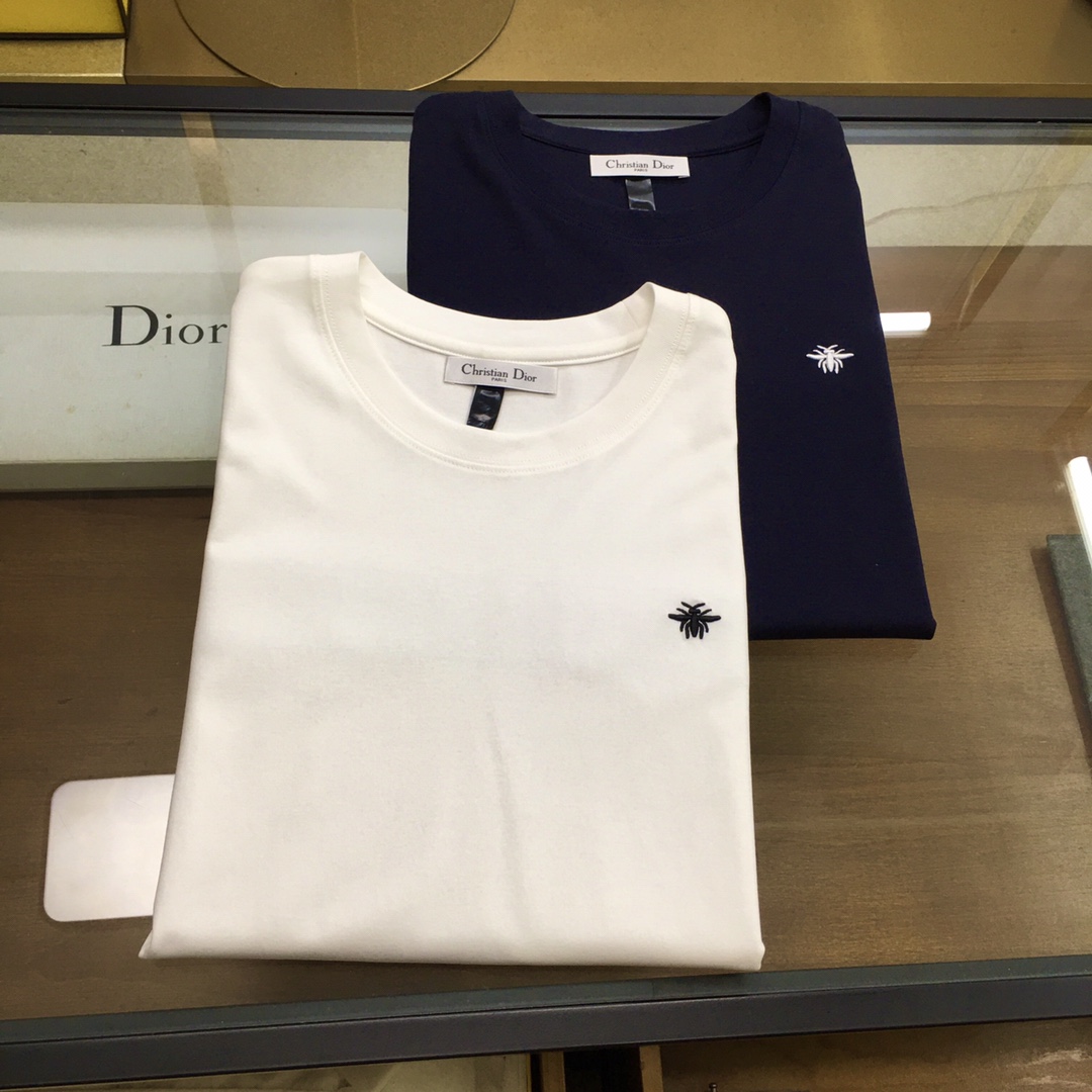 NO:159253,New product [Dio..r] 2025 Spring/Summer/SS Flexible Modal C*D Little Bee Short Sleeve T-shirt White Simple Fashion T-shirt item, carefully made of exclusive and carefully customized Modal Tennis Pima cotton fabric, embroidered with bee logo embroidery on the chest, customized exclusive C*D pattern webbing decorates the cuffs and back, creating a casual and fashionable look. Navy blue, white M~3XL,,dior,T-shirt,tees,t-shirt,alexander wang19860909新品【Dio..r】 2025春夏/SS 柔性莫代尔C*D小蜜蜂短袖T恤 白色简约时尚T恤单品,采用独家精心定制莫代尔天丝匹马棉面料精心制作,胸前饰以小蜜蜂标识刺绣,定制独家C*D图案织带装饰袖口与后幅,打造休闲时尚造型 藏蓝色,白色M～3XL,,dior,T-shirt,tees，t-shirt,alexander wang,Men's clothing