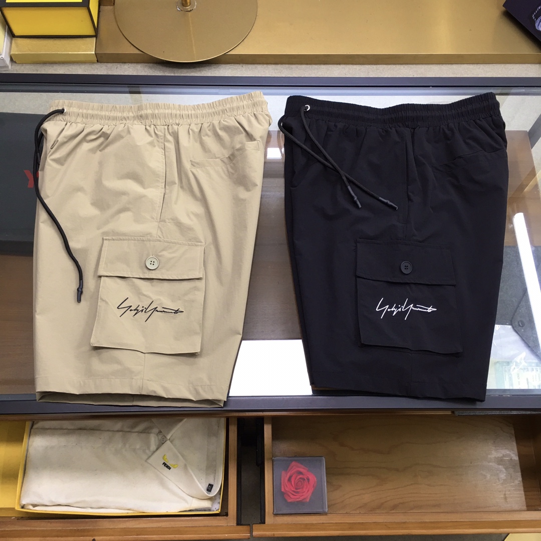 NO:159269,New shorts [Y-3] 2025 Spring/SS Y*3 Family Yamamoto Yohji embroidered workwear shorts Customized expensive cabinet high-quality sunscreen fabric, breathable and comfortable. This workwear shorts are diverse and practical, redefining modern casual wear. It is matched with elastic waistline and asymmetric workwear style, which perfectly combines practicality and fashion. It is very suitable for casual travel or modern street style. Popular black, khaki, M-3XL, shorts, alexander wang19860909新品短裤【Y-3】 2025 春夏/SS Y*3家 山本耀司yohji刺绣工装短裤 定制贵柜高级品质防晒面料,透气舒适,这款工装短裤功能多样且实用,重新定义了现代休闲装.搭配弹力腰围、不对称的工装风格,讲实用性与时尚完美结合.非常适合休闲出行或现代街头风格 爆款爆 黑色,卡其色,M-3XL,,shorts,alexander wang,Men's clothing