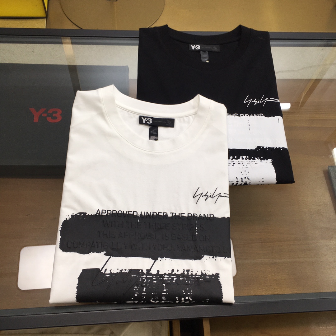 NO:159275,New product [Y-3] 2025 Spring/SS Y*3 Reconstructed graphic yohji three-stripe design long-length cotton short-sleeved T-shirt Customized original grade 60-strand long-length cotton fabric, providing excellent comfort and soft touch. The front graphic design uses bold brushstrokes and inspiration to highlight the iconic handwriting yohji. Ribbed neckline, three-stripe classic decoration on the sleeves, details are in place, fashionable and versatile items M~3XL,,T-shirt,tees,t-shirt,alexander wang19860909新品【Y-3】 2025春夏/SS Y*3 重构图解yohji三条纹设计长绒棉短袖T恤 定制原版级60支双股长绒棉面料,提供卓越的舒适感和柔软触感.正面图形设计采用大胆的笔触灵感细节突出标志性的手写yohji.罗纹领口,袖子上三条纹经典装饰,细节到位,时尚百搭单品 M～3XL,,T-shirt,tees，t-shirt,alexander wang,Men's clothing