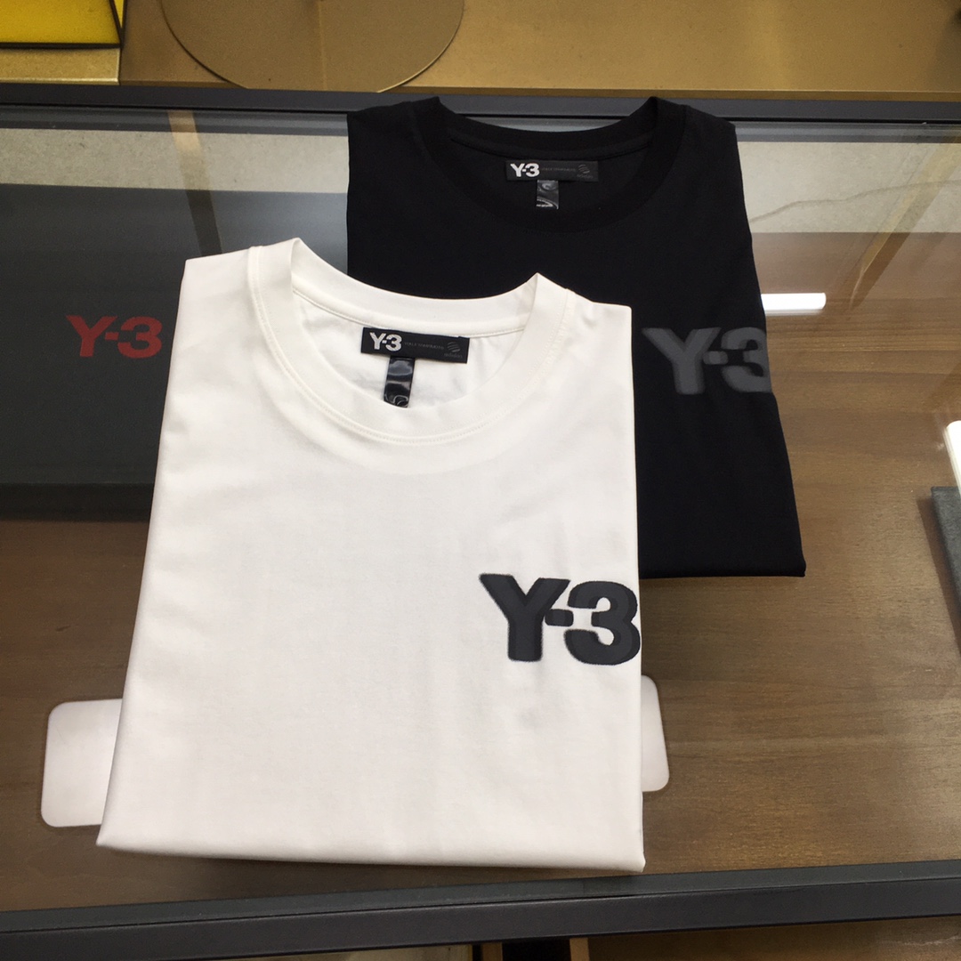 NO:159272,New short-sleeved [Y-3] 2025 Spring/SS Y*3 Stores Yingying Chuqiao LOGO logo t-shirt Customized precious cabinets high-quality 60 double-strand long-length cotton fabric, comfortable and sweat-absorbing, the latest season Yingying Chuqiao LOGO in the front, exquisite Yamamoto Yohji embroidery under the back collar, small slit design on both sides, casual and fashionable, hot and exciting white, black M-3XL, T-shirt, alexander wang19860909新品短袖【Y-3】 2025春夏/SS Y*3家 影影绰绰LOGO标识体恤 定制贵柜高级品质60支双股长绒棉面料,舒适吸汗,前幅最新季影影绰绰LOGO,后幅领下精致山本耀司yohji刺绣,两侧小开衩版型设计,休闲时尚兼备 爆款爆 白色,黑色M-3XL,,T-shirt,alexander wang,Men's clothing