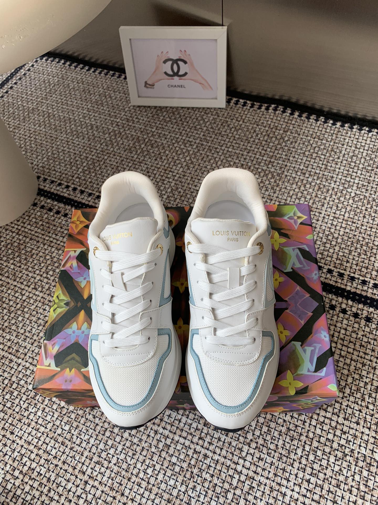 NO:391980,Louis Vuitton Neo Run Away sneakers are renovated with mixed materials such as Monogram canvas. The original wedge outsole and hidden insole convey a trendy attitude. The rear top is engraved with Louis Vuitton logo. The side is engraved with LV Circle logo. The tongue is decorated with LV Circle logo. The side is engraved with LV Circle logo. The rear top and eyelets are engraved with Louis Vuitton logo. The sole is embossed with Damier pattern. Mixed material. Rubber outsole. Size 35-45 (for women and 45 custom made for men). Casual shoes/sports shoes. Louis vuitton, louis vuitton, louis vuitton, louis vuitton, sneakers.19860909Louis Vuitton Neo Run Away运动鞋以Monogram帆布等混合材质焕新RunAway系列 原版的坡跟外底和隐藏式鞋垫传递潮流态度 后帮镂刻路易威登标识 侧面跃现LV Circle标识 鞋舌饰有路易威登标识 侧面饰有LV Circle 标识 后帮和孔眼镂刻路易威登标识 鞋底凸纹饰有Damier 图案 混合材质 橡胶外底 码数35-45（女40 男45定做）,休闲鞋/运动鞋,louis vuitton,louis vuitton,louis vuitton,sneakers,Women's Shoes