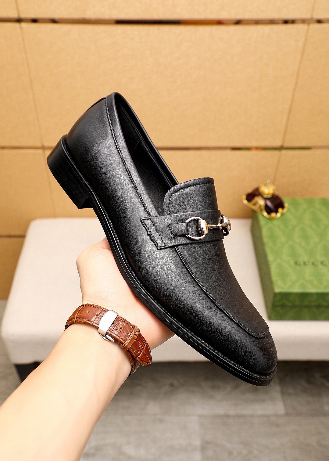 Gucci Leather Loafers with Horsebit Detail - Premium Italian Craftsmanship 6 i1746492500 1544 4