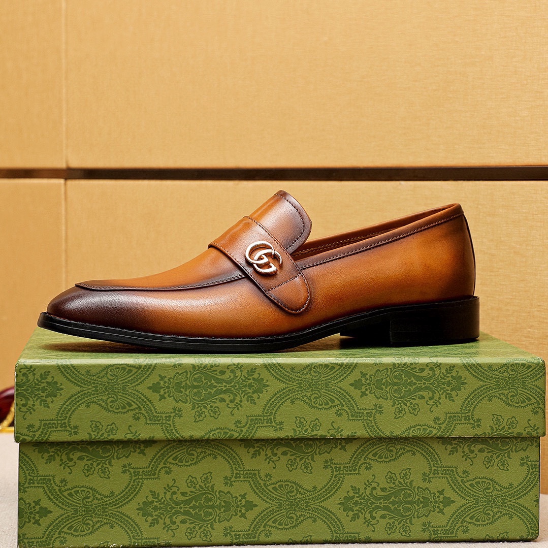 Gucci Men's Leather Loafers with Gold-Tone Hardware - Iconic Style 5 i1746492647 6762 3