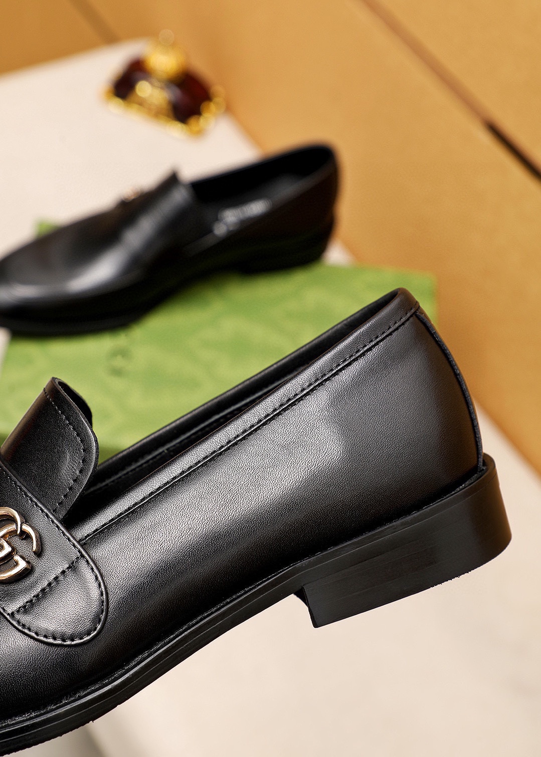 Gucci Men's Classic Leather Loafers with Metal Detail - Timeless Style 7 i1746492679 1471 5