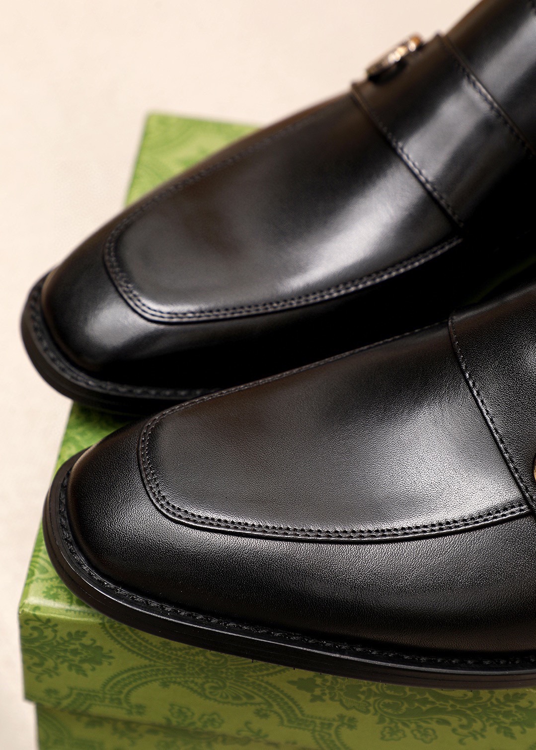 Gucci Men's Classic Leather Loafers with Metal Detail - Timeless Style 8 i1746492679 3206 6