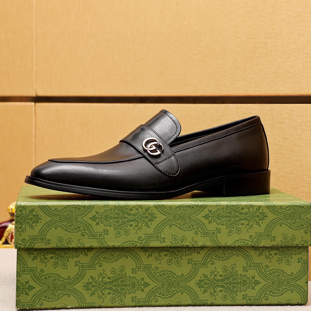 Gucci Men's Classic Leather Loafers with Metal Detail - Timeless Style 5 i1746492679 4469 3