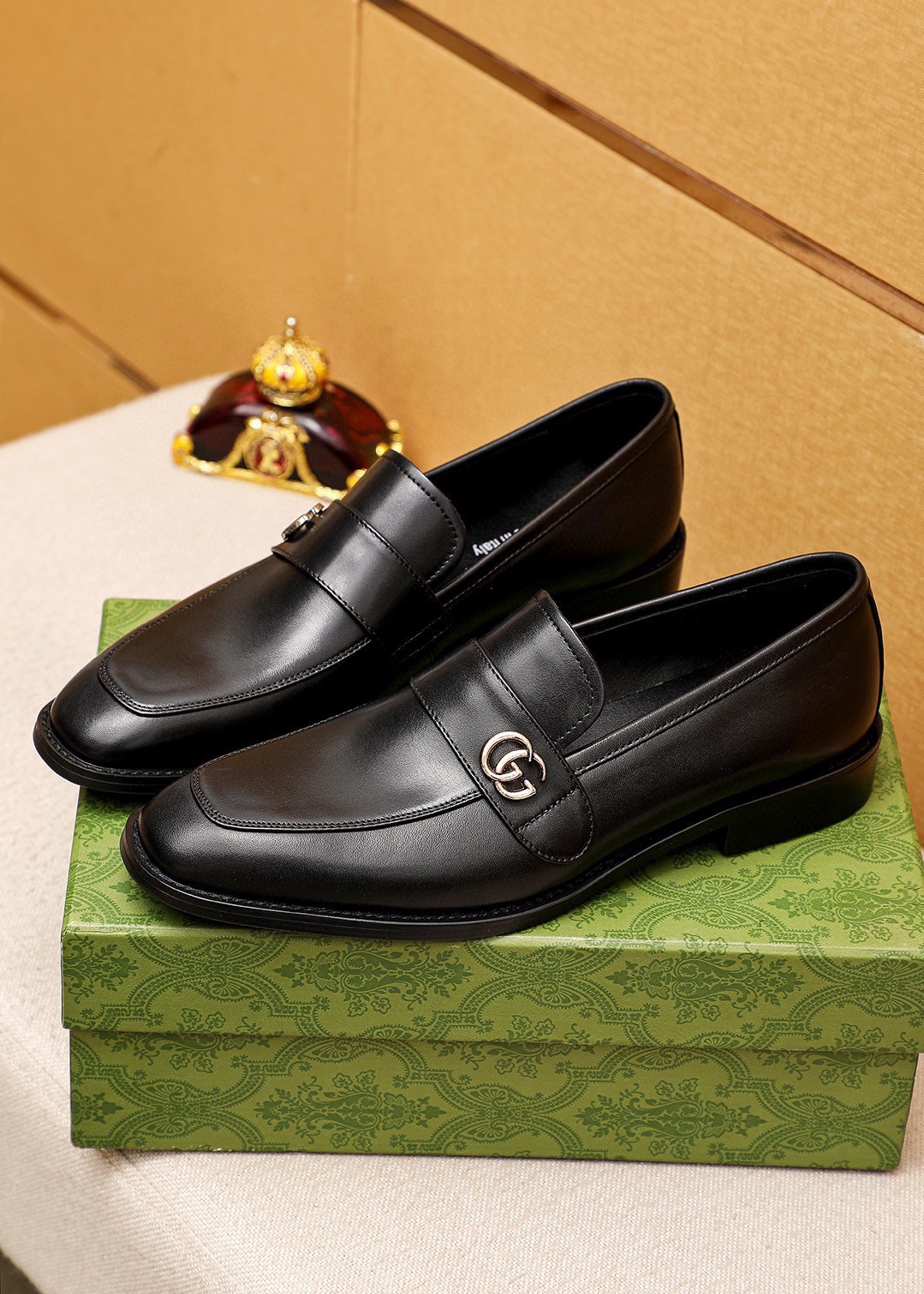 Gucci Men's Classic Leather Loafers with Metal Detail - Timeless Style 3 i1746492679 9712 1