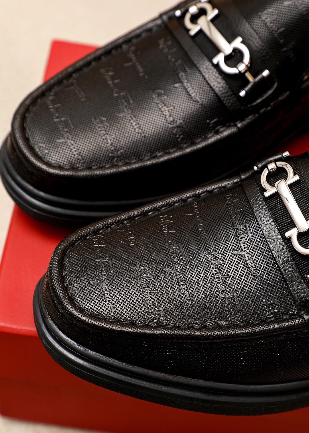 Salvatore Ferragamo Men's Leather Loafers with Iconic Buckle Detail 8 i1746492725 836 6