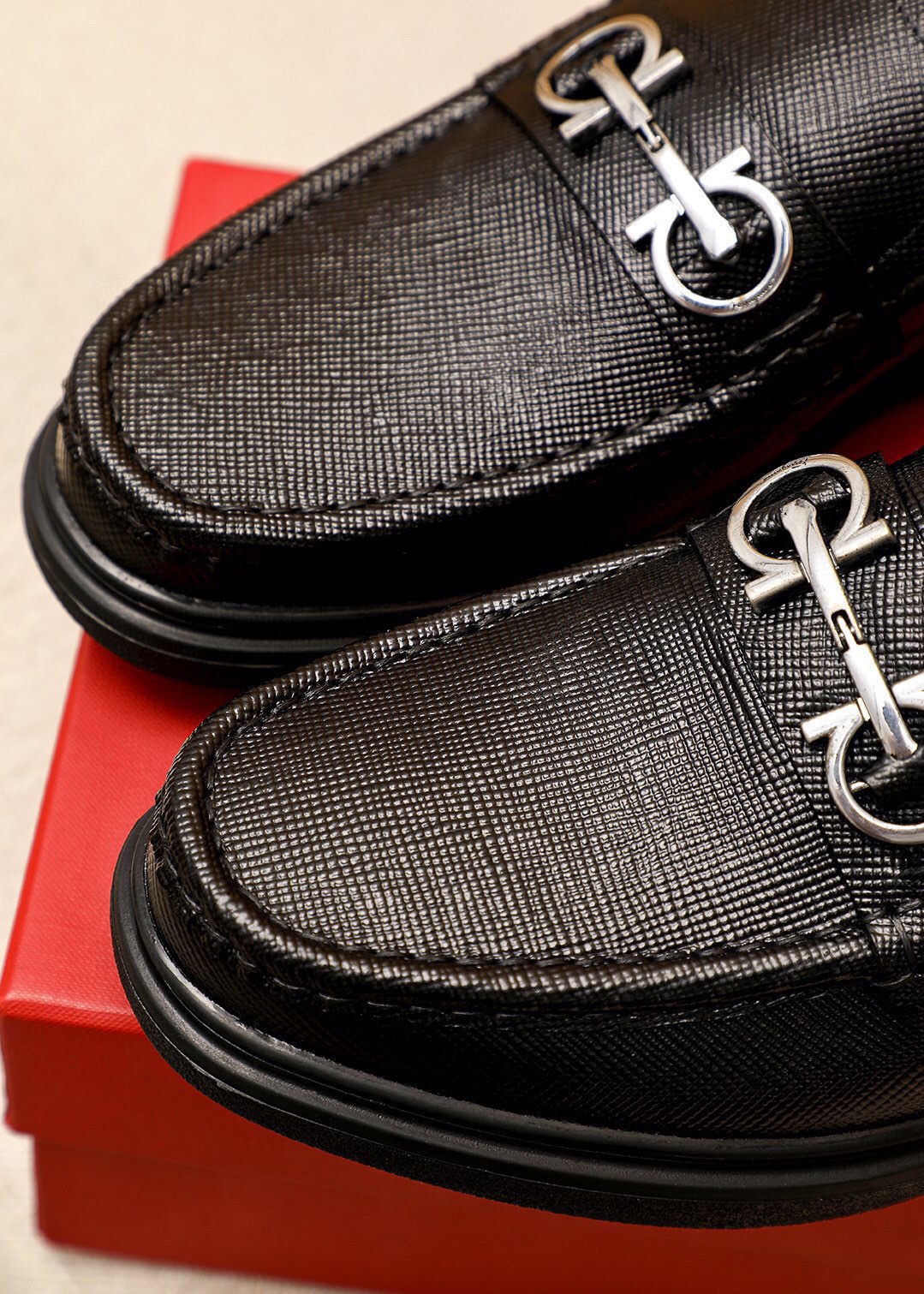 Salvatore Ferragamo Men's Leather Loafers with Iconic Gancini Buckle 8 i1746492810 3080 6