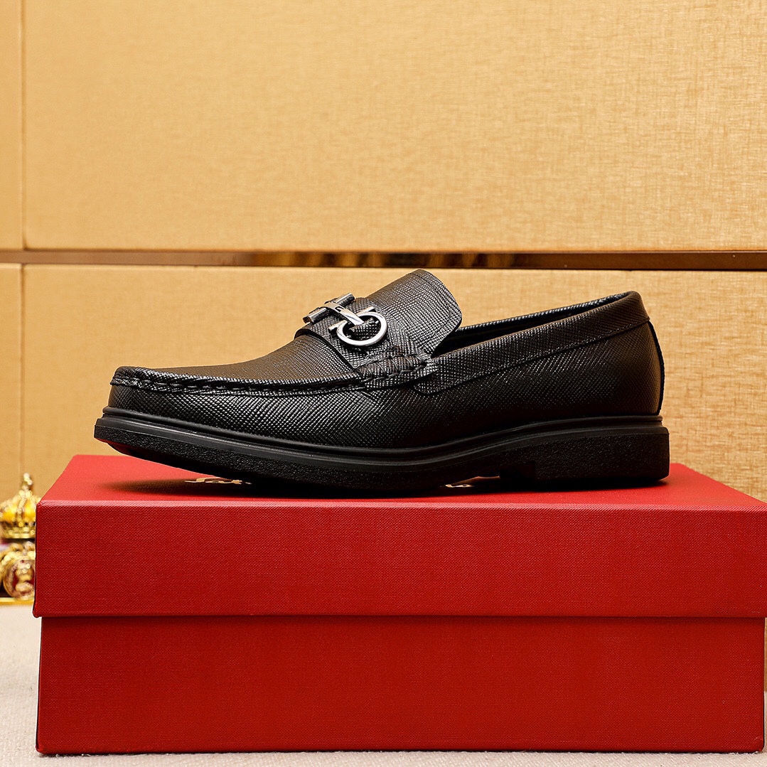 Salvatore Ferragamo Men's Leather Loafers with Iconic Gancini Buckle 5 i1746492810 7556 3