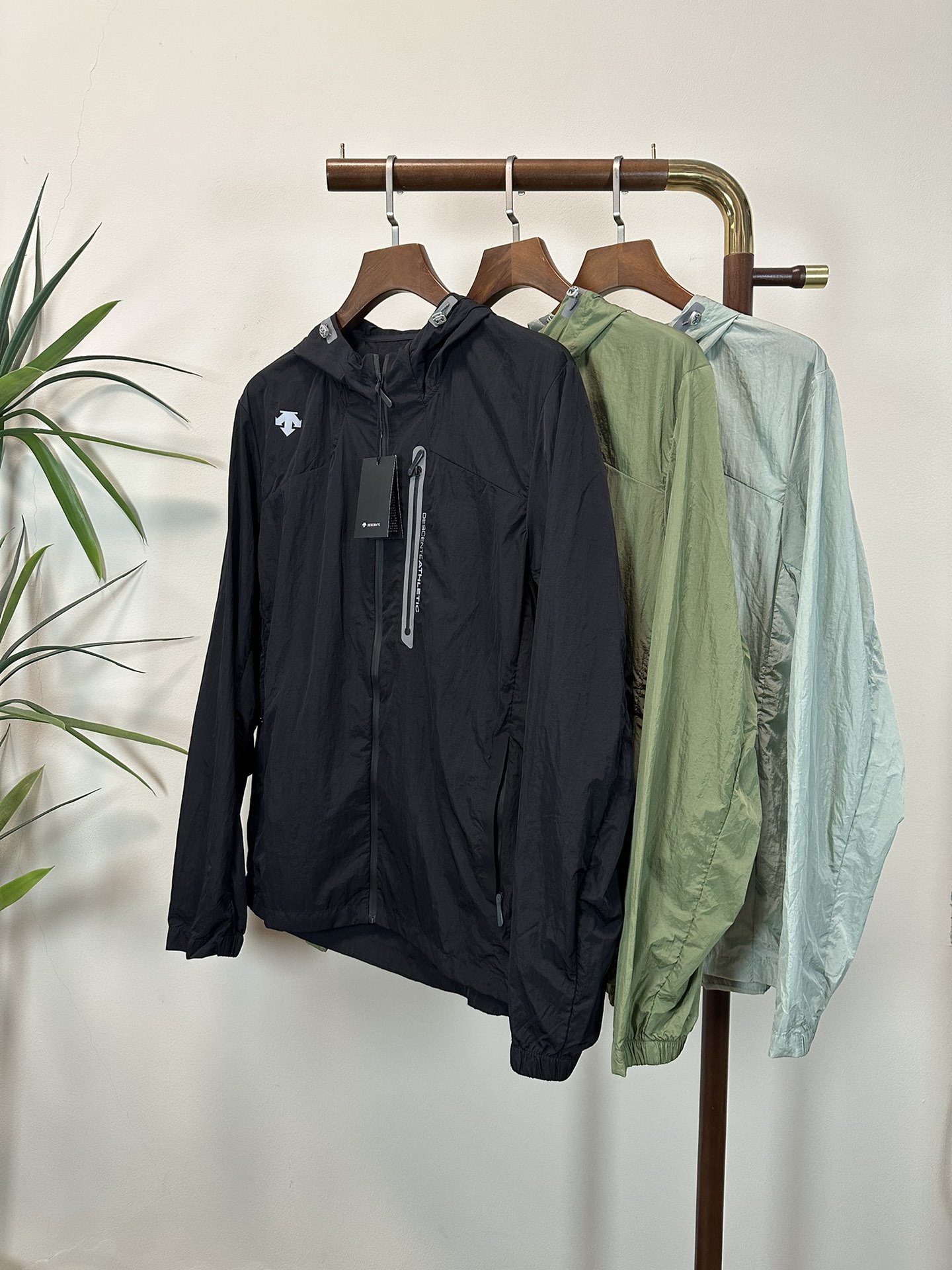 NO:474002,ARC’TERY*X Ancestor-Bird 25s new sunscreen clothing outdoor series. New product recommendation!  With a simple design, we create hooded styles for daily casual wear and outdoor sports needs!  Clean and neat ~ can be used as a top body for various occasions, three-dimensional slim cut, outline the body standard while increasing fashion, and the movement is free between the flow, the classic pocket seamless craftsmanship on the chest. It is matched with a classic simple and eye-catching brand logo, three-dimensional printing brand LOGO. Customized polyester fiber professional elastic sun protection windbreaker. Functional sun protection and waterproof fabric. Three colors are available. Number M-3XL, hats, alexander wang19860909ARC‘TERY*X始祖-鸟 25s新款防晒服户外系列.新品推荐！以简洁的设计 打造日常休闲穿着以及户外运动需求.连帽款式！干净利落～可作为各种场合上身搭配,立体修身裁剪 勾勒身材标准的同时,增加时尚性,在挥洒之间,动作自由胸前经典口袋无缝工艺.搭配经典简洁醒目的品牌标识,立体印画品牌LOGO.订制聚酯纤维专业户弹力外防晒风衣.功能性防晒防水面料. 三色可选 码数M-3XL,,hats,alexander wang,Men's clothing