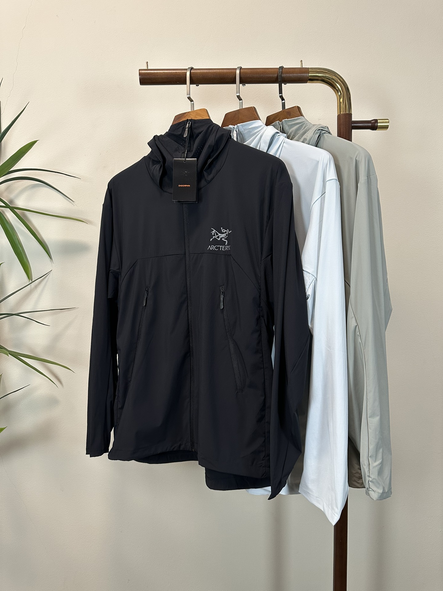 NO:162896,ARC’TERY*X Ancestor-Bird 25s new sunscreen clothing outdoor series. New product recommendation!  With a simple design, we create hooded styles for daily casual wear and outdoor sports needs!  Clean and neat ~ can be used as a top body for various occasions, three-dimensional slim cut, outline the body standard while increasing fashion, and the movement is free between the flow, the classic pocket seamless craftsmanship on the chest. It is matched with a classic simple and eye-catching brand logo, three-dimensional printing brand LOGO. Customized polyester fiber professional elastic sun protection windbreaker. Functional sun protection and waterproof fabric. Three colors are available. Number M-3XL, hats, alexander wang19860909ARC‘TERY*X始祖-鸟 25s新款防晒服户外系列.新品推荐！以简洁的设计 打造日常休闲穿着以及户外运动需求.连帽款式！干净利落～可作为各种场合上身搭配,立体修身裁剪 勾勒身材标准的同时,增加时尚性,在挥洒之间,动作自由胸前经典口袋无缝工艺.搭配经典简洁醒目的品牌标识,立体印画品牌LOGO.订制聚酯纤维专业户弹力外防晒风衣.功能性防晒防水面料. 三色可选 码数M-3XL,,hats,alexander wang,Men's clothing