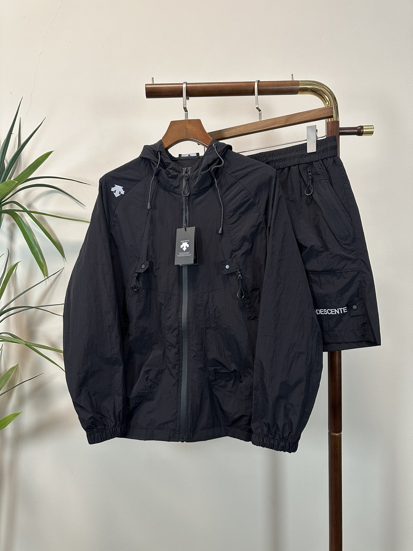 NO:161335,A set of 25 new men's sun protection suits are light and thin coats, unique customized sun protection technology fabrics, combined with a cool coating, body feels cool and not stuffy, and quickly dry after sweating, suitable for outdoor activities in summer. It is carried with you without burden. It also has basic windproof performance, suitable for outdoor changing weather. Zippered pockets are convenient to store small objects; the cuffs are tightly adjusted, and the hem drawstring enhances fit to prevent the jacket from shifting during activities. It is both fashionable and practical, simple and versatile, and has neat tailoring, providing solid color, gradient color or contrasting color design to meet the needs of daily commuting, sports and leisure and other scene matching. The same style for men and women, improving the inclusiveness of wearing. Sunscreen jackets not only have professional sun protection functions, but also become a must-have item for summer outdoor protection and fashion through lightweight materials, humanized details and trendy designs. m-3xl…,,,jackets &  coats,alexander wang19860909一套不拆卖 迪桑特 25新款男士防晒服轻薄外套,独特订制防晒科技面料,结合凉感涂层体感清凉不闷热,出汗后速干,适合夏季户外活动. 随身携带无负担.同时具备基础防风性能,适合户外多变天气. 拉链口袋方便存放小物；袖口松紧调节、下摆抽绳增强贴合性,防止活动时外套移位. 时尚与实用兼备,简约百搭,剪裁利落,提供纯色、渐变色或撞色设计,满足日常通勤、运动休闲等场景搭配需求. 男女同款,提升穿着包容性. 防晒外套不仅具备专业防晒功能,更通过轻量化材质、人性化细节和潮流设计,成为夏季户外防护与时尚穿搭的必备单品.m-3xl….,,jackets & coats,alexander wang,Men's clothing