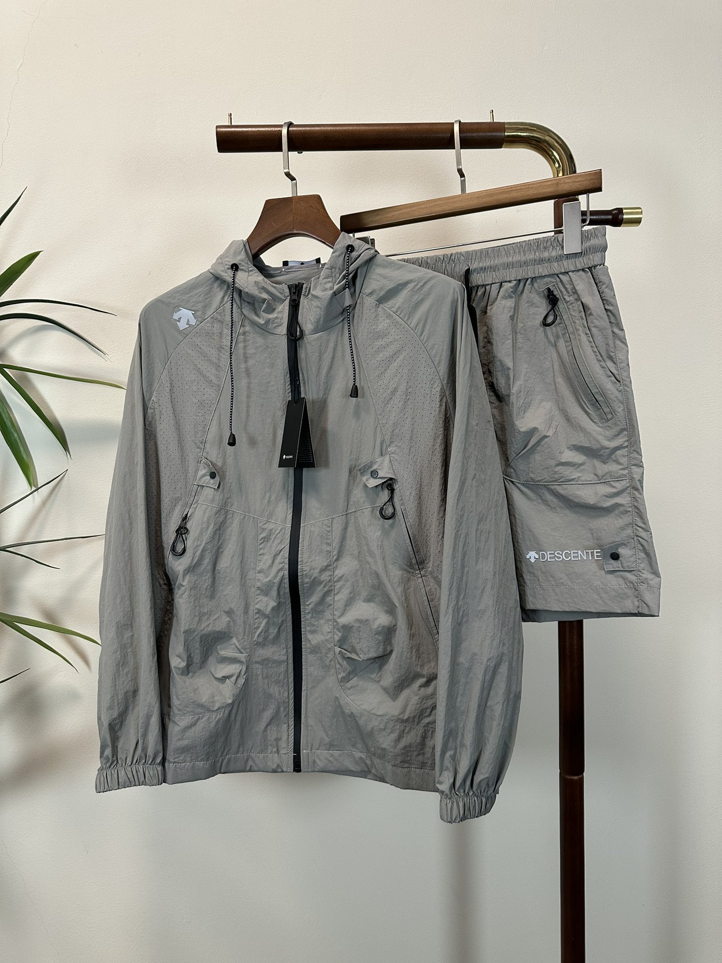 NO:162900,A set of 25 new men's sun protection suits are light and thin coats, unique customized sun protection technology fabrics, combined with a cool coating, body feels cool and not stuffy, and quickly dry after sweating, suitable for outdoor activities in summer. It is carried with you without burden. It also has basic windproof performance, suitable for outdoor changing weather. Zippered pockets are convenient to store small objects; the cuffs are tightly adjusted, and the hem drawstring enhances fit to prevent the jacket from shifting during activities. It is both fashionable and practical, simple and versatile, and has neat tailoring, providing solid color, gradient color or contrasting color design to meet the needs of daily commuting, sports and leisure scene matching. The same style for men and women, improving the inclusiveness of wearing. Sunscreen jackets not only have professional sun protection functions, but also become a must-have item for summer outdoor protection and fashion outfits through lightweight materials, humanized details and trendy designs. m-3xl…,,,jackets &  coats,alexander wang19860909一套不拆卖 迪桑特 25新款男士防晒服轻薄外套,独特订制防晒科技面料,结合凉感涂层体感清凉不闷热,出汗后速干,适合夏季户外活动. 随身携带无负担.同时具备基础防风性能,适合户外多变天气. 拉链口袋方便存放小物；袖口松紧调节、下摆抽绳增强贴合性,防止活动时外套移位. 时尚与实用兼备,简约百搭,剪裁利落,提供纯色、渐变色或撞色设计,满足日常通勤、运动休闲等场景搭配需求. 男女同款,提升穿着包容性. 防晒外套不仅具备专业防晒功能,更通过轻量化材质、人性化细节和潮流设计,成为夏季户外防护与时尚穿搭的必备单品.m-3xl….,,jackets & coats,alexander wang,Men's clothing