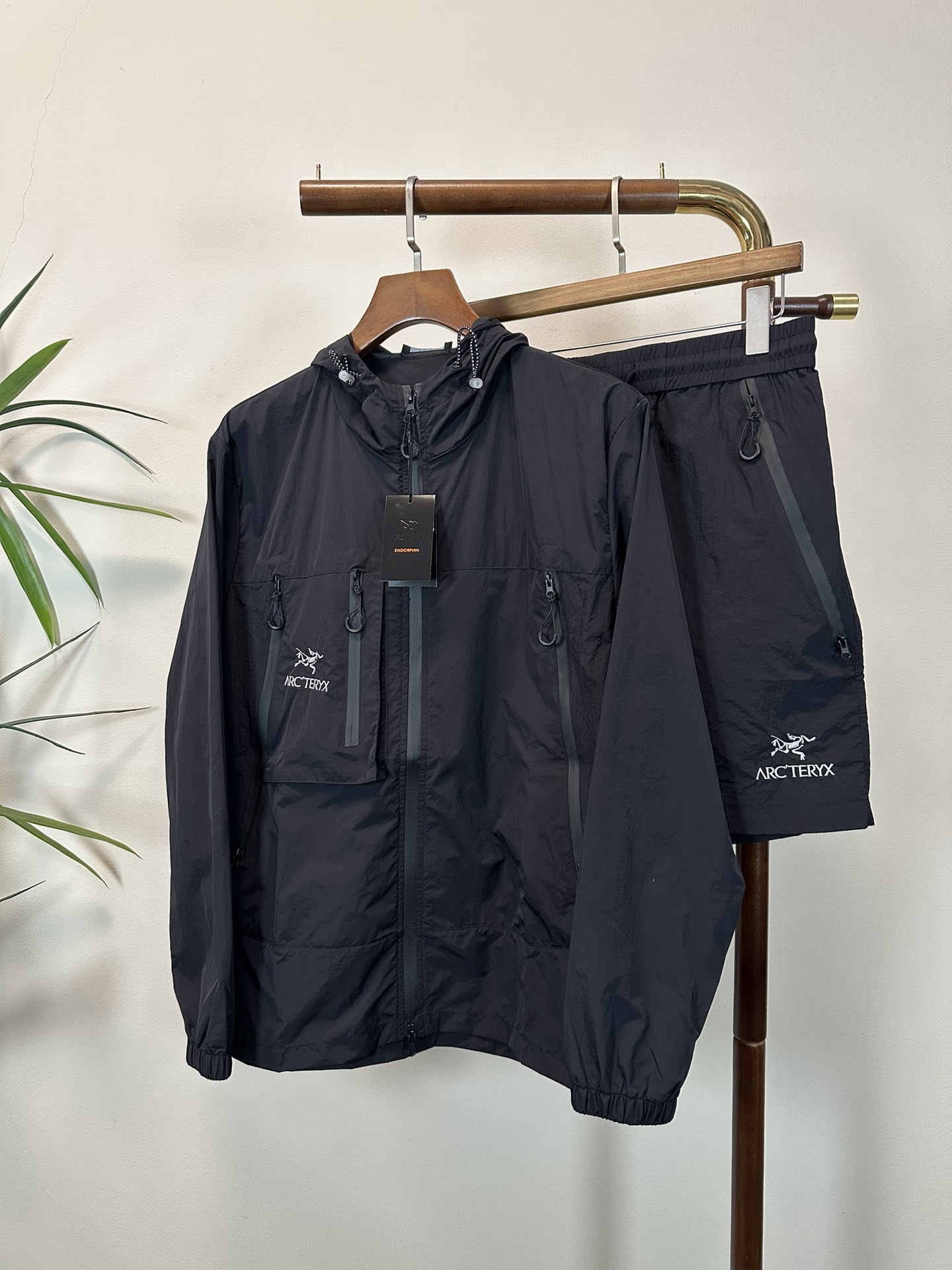 NO:161333,A set of ARC Archaeopteryx 25 new men's sun protection suit thin jackets, unique customized sun protection technology fabrics, combined with a cool coating, body feels cool and not stuffy, and quickly dry after sweating, suitable for outdoor activities in summer. It is carried with you without burden. It also has basic windproof performance, suitable for outdoor weather. Zippered pockets are convenient for storing small objects; the cuffs are tight and adjustable, and the hem drawstring enhances fit to prevent the jacket from shifting during activities. It is both fashionable and practical, simple and versatile, and has neat tailoring. It provides solid color, gradient color or contrasting color design to meet the needs of daily commuting, sports and leisure scene matching. The same style for men and women, improves the inclusiveness of dressing.  Sunscreen jackets not only have professional sun protection functions, but also become a must-have item for summer outdoor protection and fashionable outfits through lightweight materials, humanized details and trendy design. m-3xl….,arc'teryx,jackets & coats,alexander wang19860909一套不拆卖 ARC 始祖鸟 25新款男士防晒服轻薄外套,独特订制防晒科技面料,结合凉感涂层体感清凉不闷热,出汗后速干,适合夏季户外活动. 随身携带无负担.同时具备基础防风性能,适合户外多变天气. 拉链口袋方便存放小物；袖口松紧调节、下摆抽绳增强贴合性,防止活动时外套移位. 时尚与实用兼备,简约百搭,剪裁利落,提供纯色、渐变色或撞色设计,满足日常通勤、运动休闲等场景搭配需求. 男女同款,提升穿着包容性. 防晒外套不仅具备专业防晒功能,更通过轻量化材质、人性化细节和潮流设计,成为夏季户外防护与时尚穿搭的必备单品.m-3xl….,arc'teryx,jackets & coats,alexander wang,Men's clothing