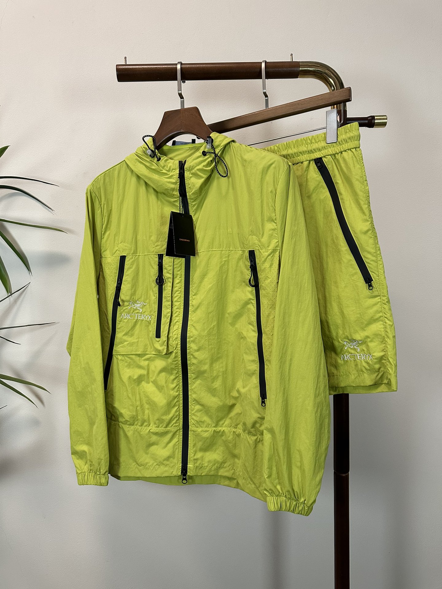 NO:162898,A set of ARC Archaeopteryx 25 new men's sun protection suit thin jackets, unique customized sun protection technology fabrics, combined with a cool coating, body feels cool and not stuffy, and quickly dry after sweating, suitable for outdoor activities in summer. It is carried with you without burden. It also has basic windproof performance, suitable for outdoor weather. Zippered pockets are convenient for storing small objects; the cuffs are tight and adjustable, and the hem drawstring enhances fit to prevent the jacket from shifting during activities. It is both fashionable and practical, simple and versatile, and has neat tailoring. It provides solid color, gradient color or contrasting color design to meet the needs of daily commuting, sports and leisure scene matching. The same style for men and women, improves the inclusiveness of dressing.  Sunscreen jackets not only have professional sun protection functions, but also become a must-have item for summer outdoor protection and fashionable outfits through lightweight materials, humanized details and trendy design. m-3xl….,arc'teryx,jackets & coats,alexander wang19860909一套不拆卖 ARC 始祖鸟 25新款男士防晒服轻薄外套,独特订制防晒科技面料,结合凉感涂层体感清凉不闷热,出汗后速干,适合夏季户外活动. 随身携带无负担.同时具备基础防风性能,适合户外多变天气. 拉链口袋方便存放小物；袖口松紧调节、下摆抽绳增强贴合性,防止活动时外套移位. 时尚与实用兼备,简约百搭,剪裁利落,提供纯色、渐变色或撞色设计,满足日常通勤、运动休闲等场景搭配需求. 男女同款,提升穿着包容性. 防晒外套不仅具备专业防晒功能,更通过轻量化材质、人性化细节和潮流设计,成为夏季户外防护与时尚穿搭的必备单品.m-3xl….,arc'teryx,jackets & coats,alexander wang,Men's clothing