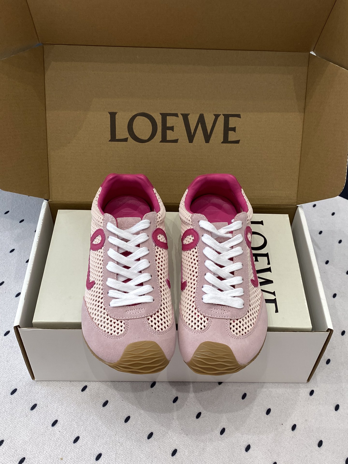 NO:264532,Top version New version LOEWE 25ss latest catwalk Ballet Runner 2.0 ballet casual sports shoes German training shoes Nylon and cowhide leather sneakers Asymmetric toe design, sock-like internal structure Light rubber outsole extends to toe fabric Custom imported toe layer cowhide/custom mesh inner lining imported soft sheepskin   mesh sole Original open mold-proof rubber material Sole thickness Increase height 2.5CM Size 35-40 (customized for women 40), casual shoes/sports shoes, loewe, loewe, sneakers, cowhide, sheepskin19860909顶级版本 新版面 LOEWE 罗意威 25ss最新走秀款 Ballet Runner 2.0 芭蕾 休闲 运动鞋 德训鞋 尼龙和牛皮革运动鞋 不对称鞋头设计、袜状内部结构 轻盈橡胶外底延伸至鞋头 面料 定制进口头层牛皮/定制网面 内里 进口柔软羊皮 网里 鞋底 原版开模防滑橡胶材质 底厚 增高2.5CM 码数 35-40（女40定做）,休闲鞋/运动鞋,loewe,loewe,sneakers,cowhide,sheepskin,Women's Shoes