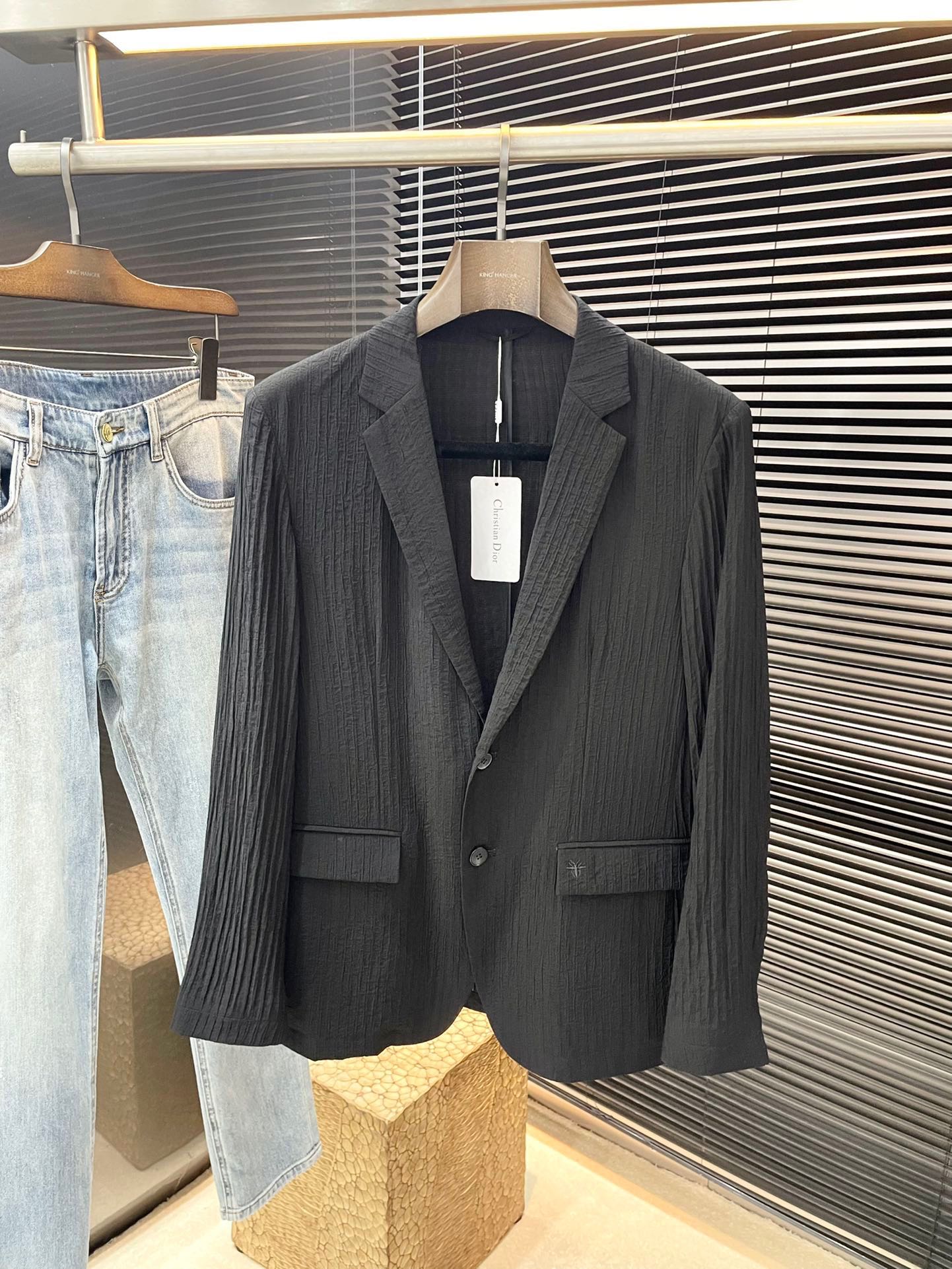 NO:161560,P Dior-2025 spring and summer new suit jacket. Fashionable and business casual, imported cotton fabric, light luster, soft and smooth, delicate texture. Perfect tailoring, comfortable and styling. I can't describe the feel. Handsome and capable design. The style is a slim style. The wear is super rigorous and the lock edge details are all very rigorous and exquisite. Absolutely first-line OEM requirements!  Very fashionable casual suit worth owning!  Size M-3XL,,dior,dior,jackets & coats,business suit,alexander wang19860909P  Dior-（迪奥）2025春夏季新品西装外套.时尚商务休闲,进口人棉面料 淡淡光泽 柔软顺滑 质感细腻.完美剪裁合体贴身 舒适 塑形有型.手感我无法言喻 帅气干练设计 版型属于修身款式 穿着超赞 锁边细节 都非常严谨考究 绝对一线代工要求！非常时尚休闲便装西服 值得拥有！尺码 M-3XL,,dior,dior,jackets & coats,business suit,alexander wang,Men's clothing