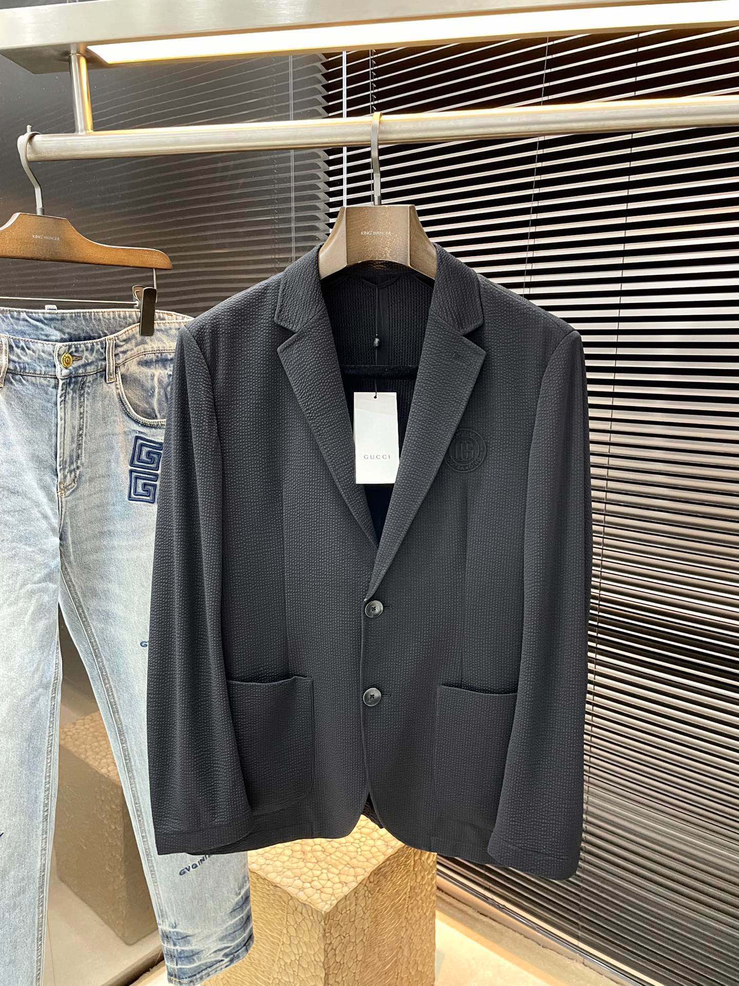 NO:161563,P Gucci (Gucci) 2025 spring and summer new suit jacket. Fashionable and casual, imported cotton fabric, light luster, soft and smooth, delicate texture. Perfect tailoring, comfortable and styling. I can't describe the feel. Handsome and capable design. The style is a slim style. The wear is super rigorous and the lock edge details are all very rigorous and exquisite. Absolutely first-line OEM requirements!  Very fashionable casual suit worth owning!  Size M-3XL shipped the next day, gucci,gucci,jackets & coats,business suit,alexander wang19860909P  Gucci（古驰）2025春夏季新品西装外套.时尚商务休闲,进口全棉面料 淡淡光泽 柔软顺滑 质感细腻.完美剪裁合体贴身 舒适 塑形有型.手感我无法言喻 帅气干练设计 版型属于修身款式 穿着超赞 锁边细节 都非常严谨考究 绝对一线代工要求！非常时尚休闲便装西服 值得拥有！尺码 M-3XL 隔天出货,,gucci,gucci,jackets & coats,business suit,alexander wang,Men's clothing