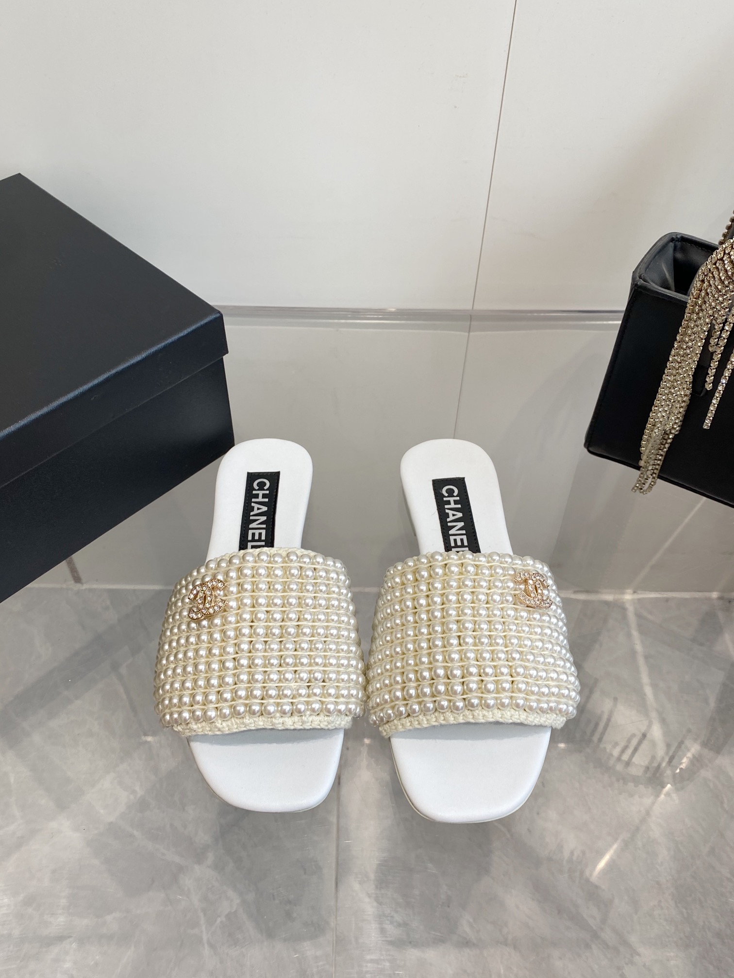 NO:422495,Chanel Xiaoxiang ss Spring and summer vacation Pearl lazy slippers Simple and versatile feet are super beautiful. No matter how you look at it, it is super beautiful #fairy sandals#women's sandals#Chanel#Xiaoxiang, slippers, chanel, sandals, slippers19860909Chanel 小香 ss 春夏度假 珍珠懒人拖鞋  简约百搭上脚超级美的 怎么看都超美 #仙女凉拖#女士凉鞋#Chanel#小香,拖鞋,chanel,sandals,slippers,Women's Shoes