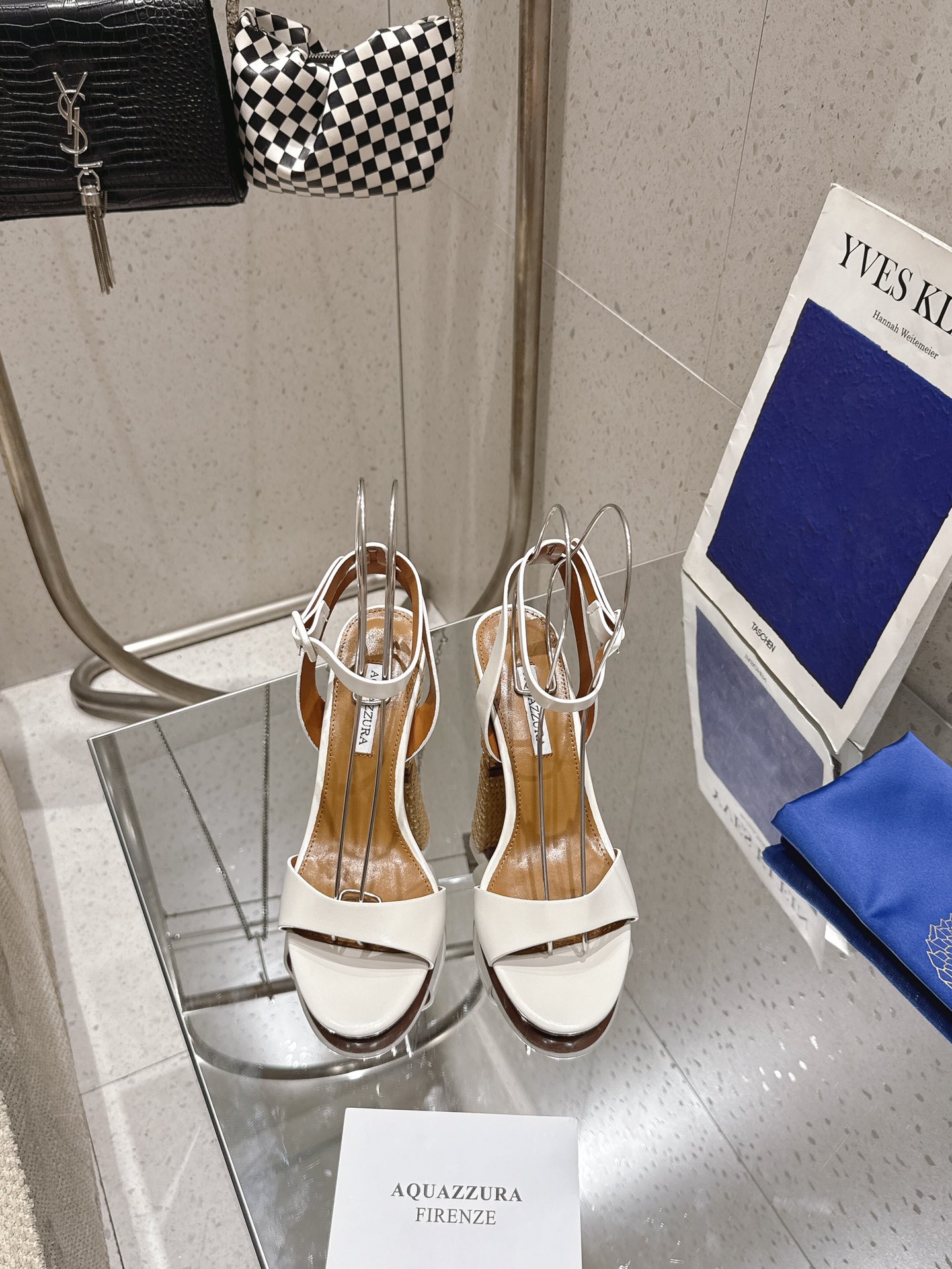 NO:420458,'q' 2025SS summer new models are available in large quantities. The original open-model custom high-heeled waterproof platform high-heeled cross-belt sandals are so amazing. The waterproof platform design makes walking very stable and does not tiring at all. The cross-belts are all modified, making the feet look super beautiful. Wearing it, it is the focus of the crowd, with elegant temperament directly, and the representative straw mat woven heels make the shoes more elegant and fashionable. The outsole gold iconic pineapple micro-label gives the item rich brand connotation and luxurious appearance single leather upsole sheepskin insole. The creation is beautiful and smooth, and the foot is comfortable and fashionable. The original waxed butter leather upper foot pad: sheepskin outsole Italian leather outsole heel height 9.5CM shoe size:  35-42 (35.40.41.42 Custom made without return or exchange), high heels sandals, sandals, high heels, sheepskin, Leather soles19860909「q」2025SS 夏季新款大量上新 原版开模定制高跟防水台高跟交叉带凉鞋太绝啦.防水台设计让走路超稳,完全不累脚,交叉带一整个修饰脚型,显得脚超美.穿上它,就是人群中的焦点,优雅气质直接拉满,具有代表性的草席编织跟高,让鞋子更加优雅时尚. 大底金色标志性菠萝微标赋予单品丰富的品牌内涵与奢华的外观单品真皮大底羊皮鞋垫 创作即外观线条优美流畅又上脚舒适时髦精必入款. 鞋面原版打蜡牛油皮 脚垫: 羊皮 大底意大利真皮大底 跟高9.5CM 鞋码: 35-42(35.40.41.42定做不退换),高跟鞋凉鞋,sandals,high heels,sheepskin,Leather soles,Women's Shoes