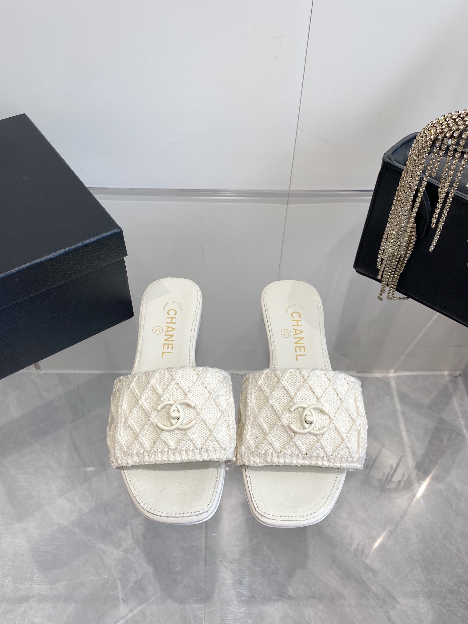 NO:422516,CHANEL｜Chanel Ss new model!  Classic schoolbag buckle flip slippers. Classic is never out of date. Flip-style schoolbag buckle design style. It looks slim and versatile. Slippers that are not worn out!  Very comfortable feet!  Highlighting elegance. #chanel#chanel#chanel#chanel shoes, slippers, chanel, chanel, slippers19860909CHANEL｜香奈儿ss新款！经典书包扣翻盖拖鞋 经典永不过时～翻盖式书包锁扣设计风格～显瘦百搭～穿不腻的拖鞋！脚感非常舒适！凸显优雅的爆品. #chanel#香奈儿#Chanel#chanel鞋,拖鞋,chanel,chanel,slippers,Women's Shoes