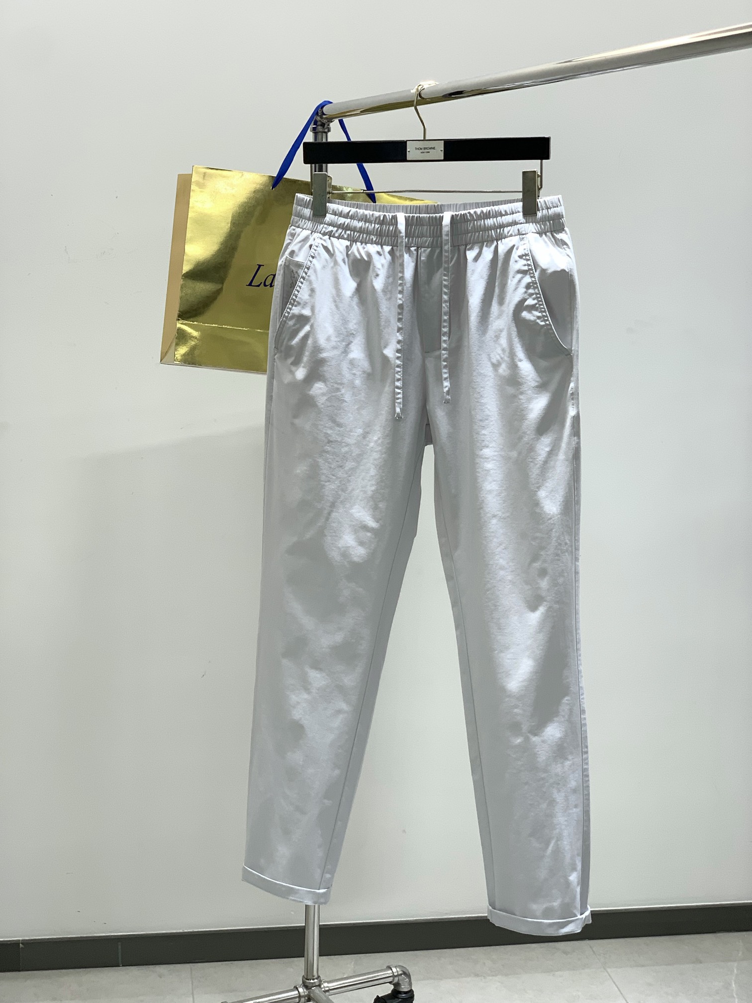 NO:427305,, Italian God Lion, fashion brand, 2025 spring new products, fashionable casual pants, counters are available at the same time, original singles are made, imported original fabric, unique design, elegant and high-end color matching, remarkable details in the interior, top-level printing craft letter pattern logo, original hardware and auxiliary decoration, extremely high grade, comfortable and breathable, handsome upper body, 2 colors recommended, 30-38,,alexander wang19860909,意大利神狮,时尚品牌,2025春季新品,时尚休闲裤,专柜同步有售,原单狠货,采用进口原版面料,独特设计,配色高雅高级,内里细节可圈可点,顶级印花工艺字母图案logo,原版五金辅料装饰,档次极高,舒适透气,上身帅气,2色推荐,码数30-38,,alexander wang,Men's clothing