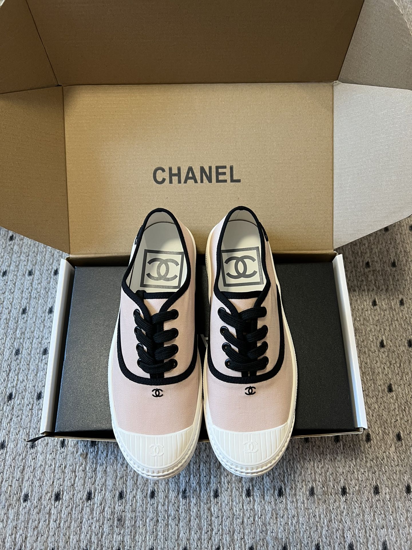 NO:265810,Chane* 25ss Chanel hidden medieval canvas shoes full of Vintage, medieval replica style get~ Canvas shoes are suitable for spring and summer, black and white splicing is very Chanel. It is very retro college-like with socks. Upper canvas outsole rubber outsole Size 35/36/37/38/39/40 Cloth, casual shoes/sports shoes, chanel, chanel, sneakers, socks19860909Chane* 25ss香奈儿隐藏中古款帆布鞋 Vintage感满满,中古复刻款get啦～帆布鞋适配春夏,黑白拼接就很Chanel.配合袜子就很复古学院的感觉. 鞋面帆布 大底橡胶大底 尺码35/36/37/38/39/40 布,休闲鞋/运动鞋,chanel,chanel,sneakers,socks,Women's Shoes