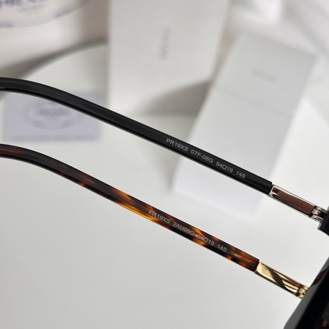  ‼️PRAD*普拉*PR19XS
Size：54-19-145
眼镜系列堪称精湛制作 
彰显独特个 最