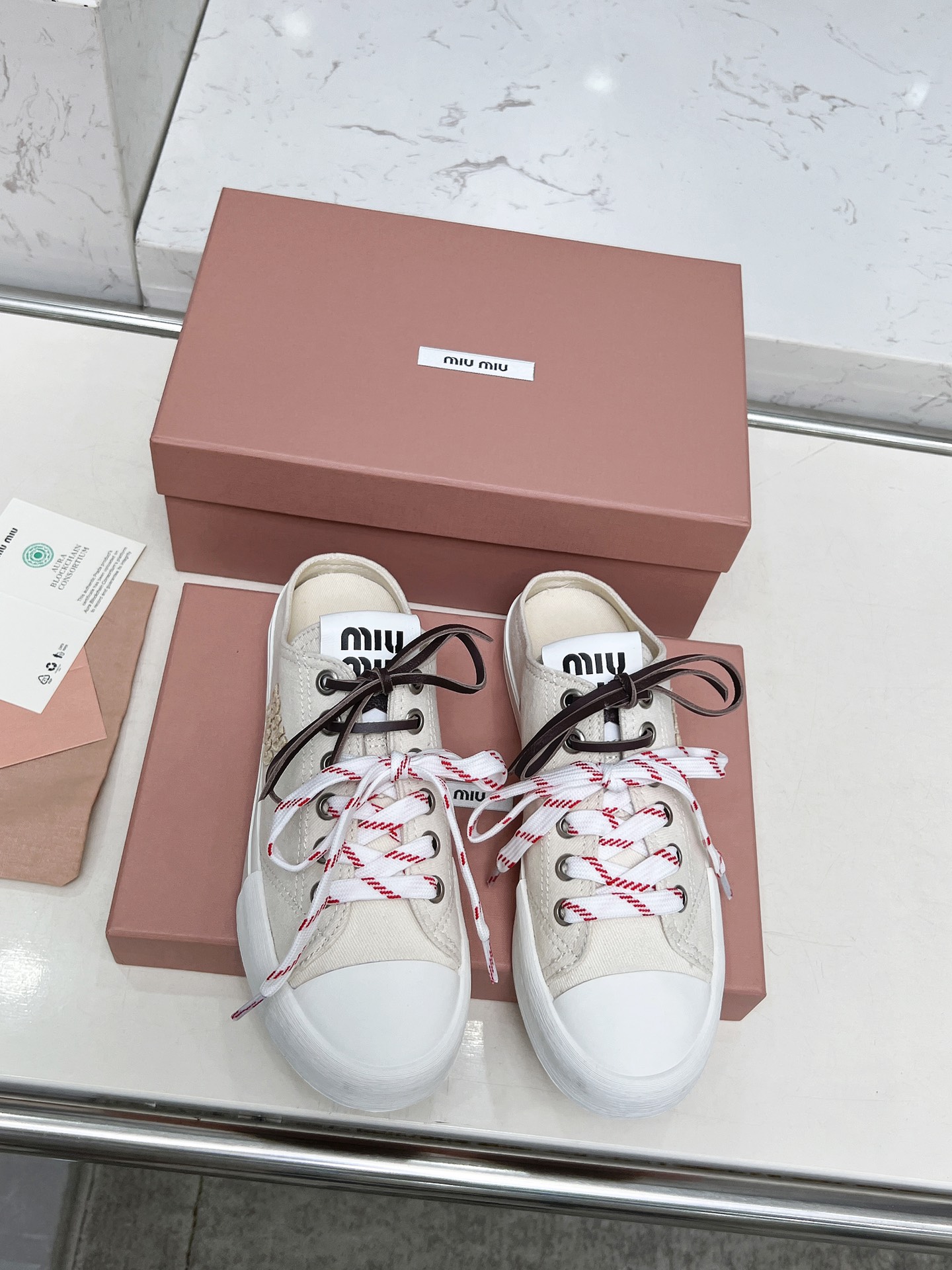 NO:265434,Miumiu's latest show in 25 years, classic upgrade, comfort and fashion coexist, classic black and white style versatile soft sole soft design ♀ Good breathability, it looks good whenever you wear it, design matches different styles, original custom fabric upper lining: original custom sheepskin lining, original mold opening non-slip sole Shoe size: 35-40, casual shoes/sports shoes semi-trail, miumiu, sneakers, sheepskin19860909miumiu25年最新走秀款,经典升级 舒适度与时髦度并存经典黑白款百搭软底软面设计♀透气性好,随便怎么穿都好看,设计搭配不同风格需求 鞋面原版定制布 内里: 原版定制羊皮内里 大底原版开模防滑大底 鞋码: 35-40,休闲鞋/运动鞋半拖,miumiu,sneakers,sheepskin,Women's Shoes