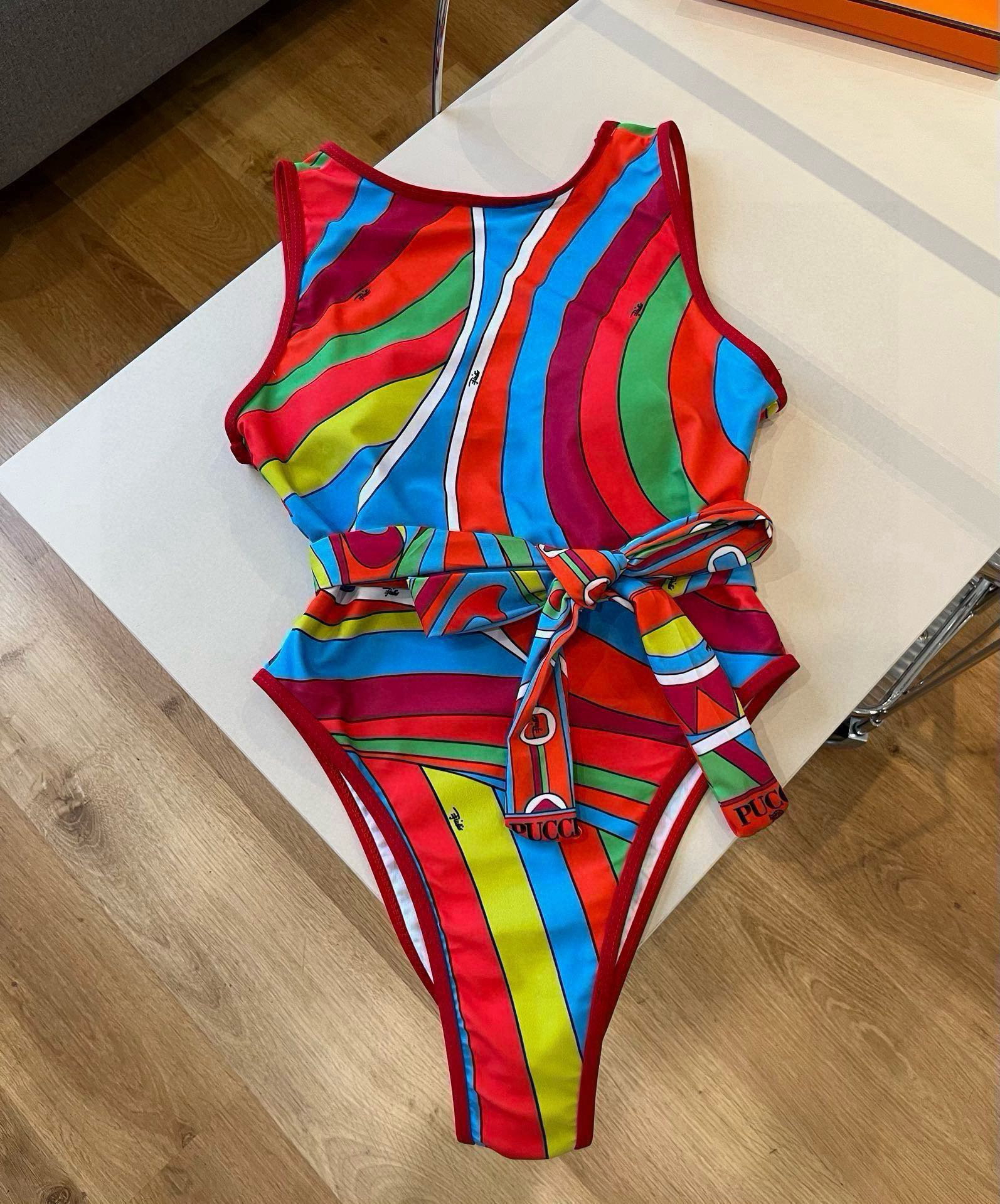  。Puccl
专柜新款连体比基尼 😍🥰适合多种场景的游泳衣🏊‍♀️海边 游泳池 温泉 水上乐园 漂流都