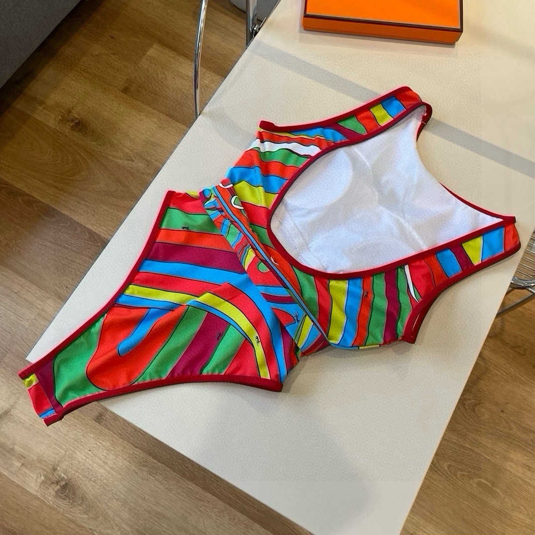  。Puccl
专柜新款连体比基尼 😍🥰适合多种场景的游泳衣🏊‍♀️海边 游泳池 温泉 水上乐园 漂流都