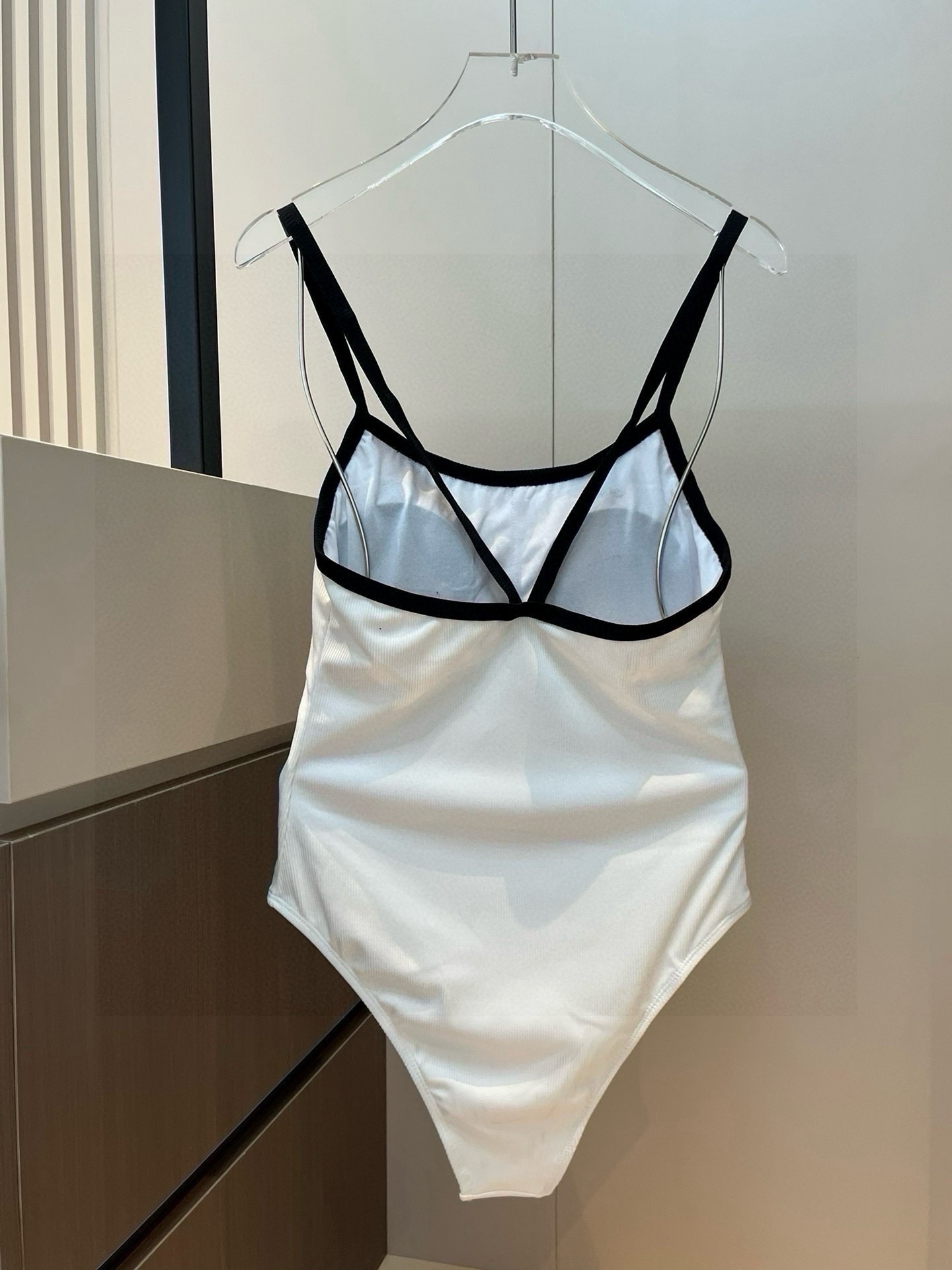 。
Chanel香奈儿新款连体泳衣  😍🥰适合多种场景的游泳衣🏊‍♀️海边 游泳池 温泉 水上乐园 漂流