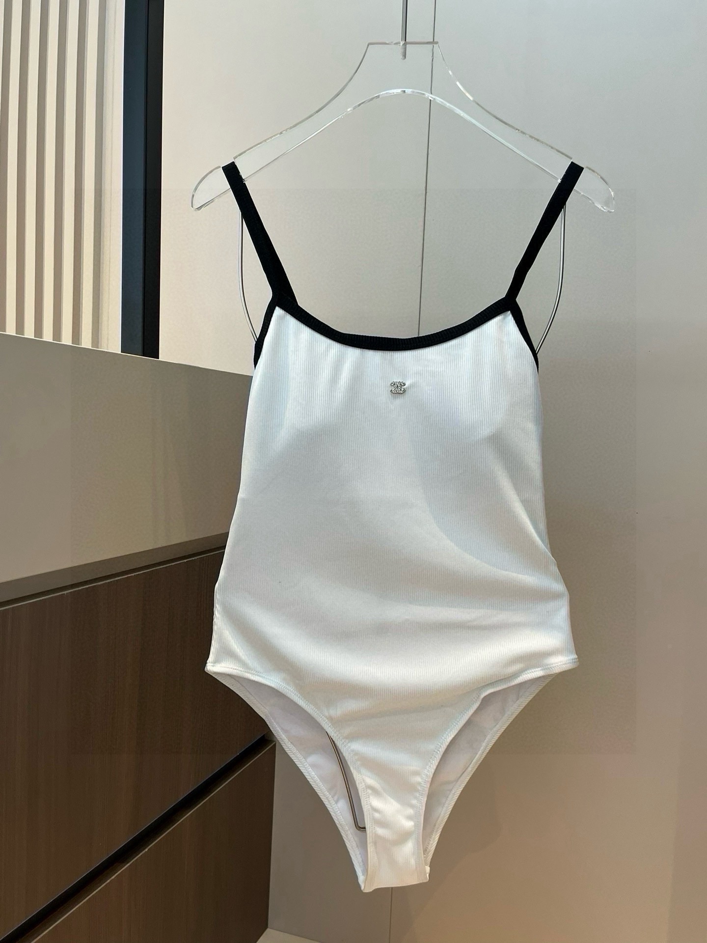 。
Chanel香奈儿新款连体泳衣  😍🥰适合多种场景的游泳衣🏊‍♀️海边 游泳池 温泉 水上乐园 漂流