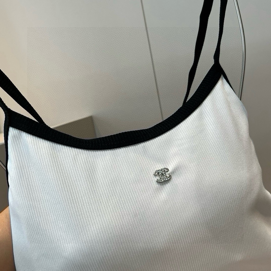 。
Chanel香奈儿新款连体泳衣  😍🥰适合多种场景的游泳衣🏊‍♀️海边 游泳池 温泉 水上乐园 漂流