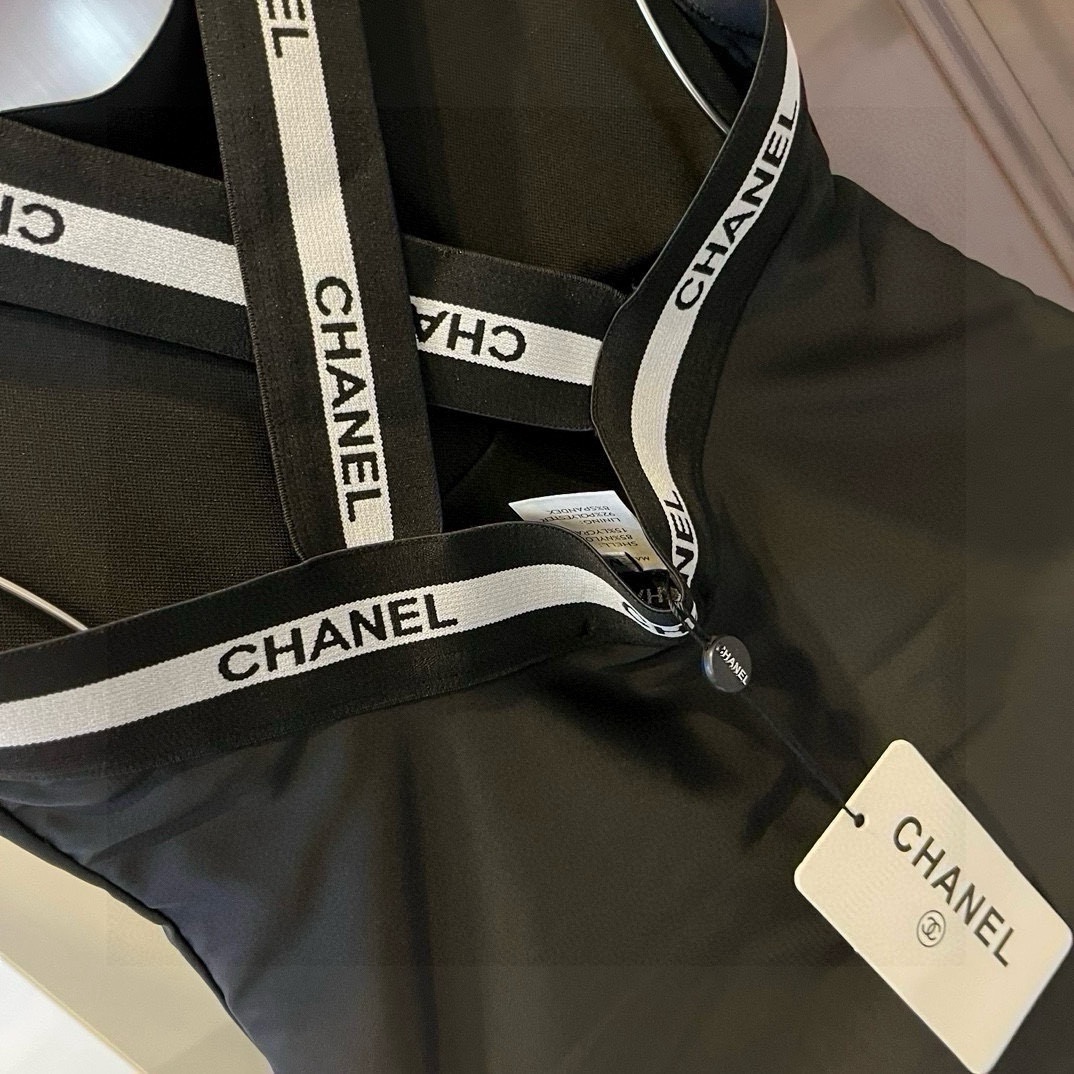 特批165。
Chanel香奈儿新款连体泳衣  😍🥰适合多种场景的游泳衣🏊‍♀️海边 游泳池 温泉 水上