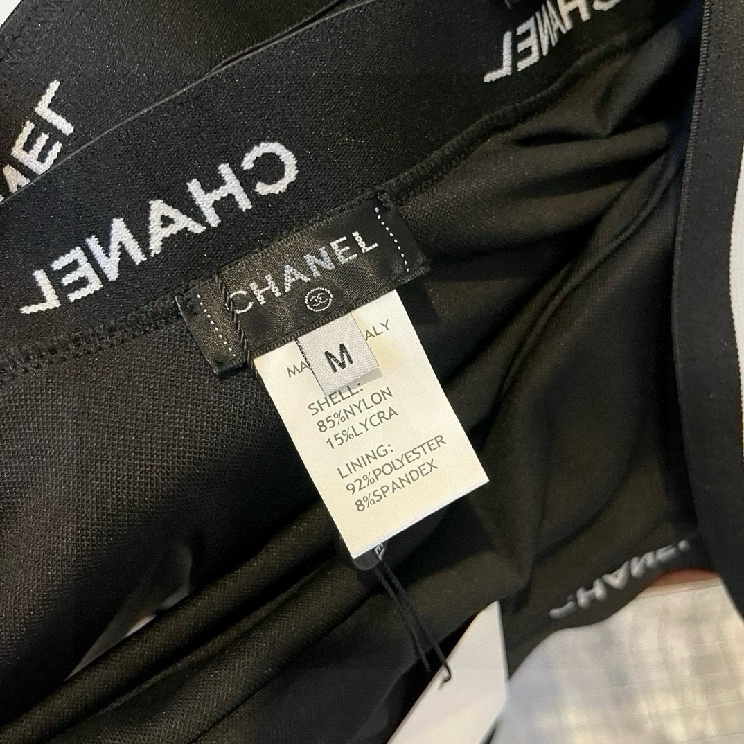 特批165。
Chanel香奈儿新款连体泳衣  😍🥰适合多种场景的游泳衣🏊‍♀️海边 游泳池 温泉 水上